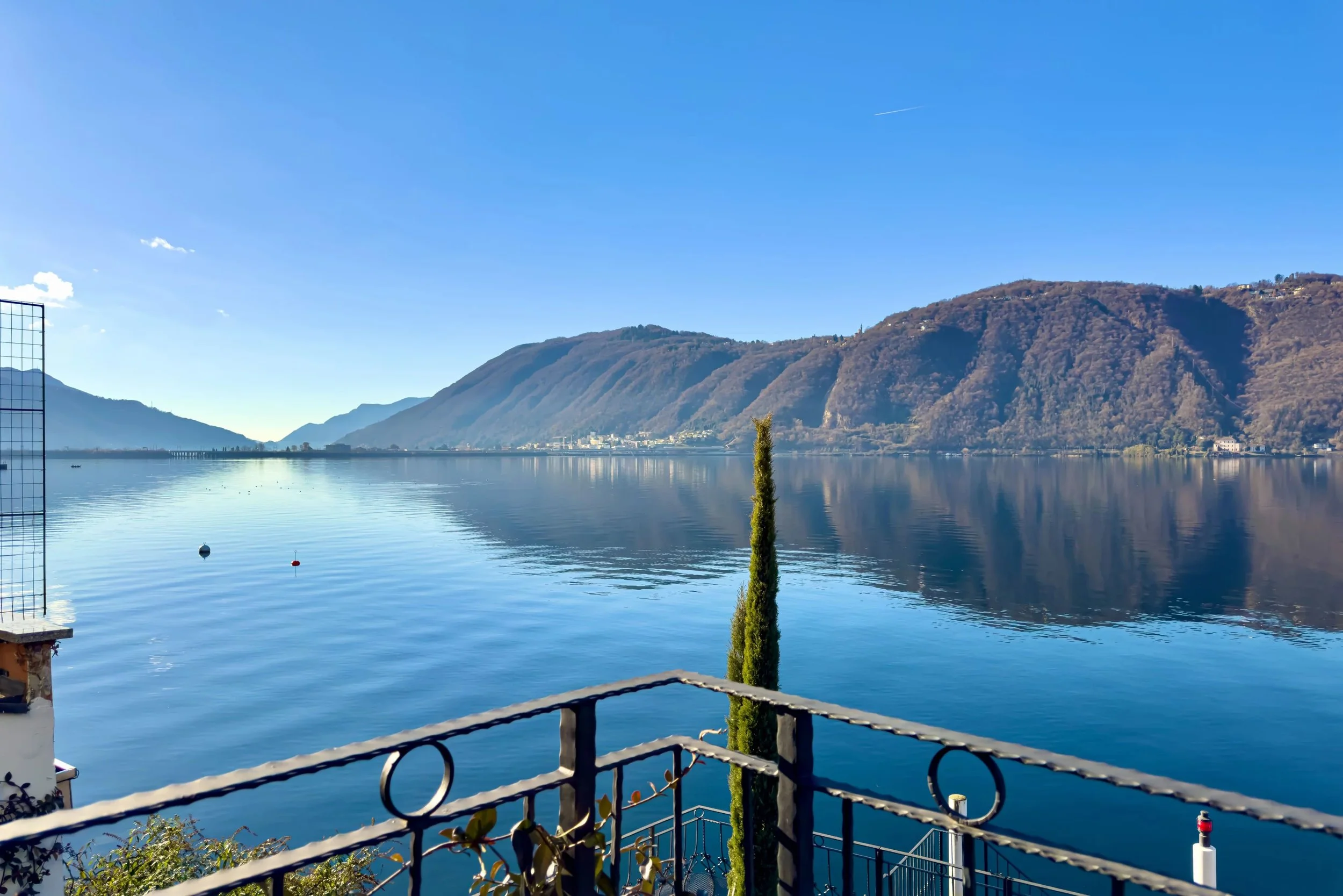 430 m² di superficie abitabile direttamente sul Lago di Lugano - Villa senza tempo a Campione d'Italia con terrazza sul lago, pontile privato e due posti barca