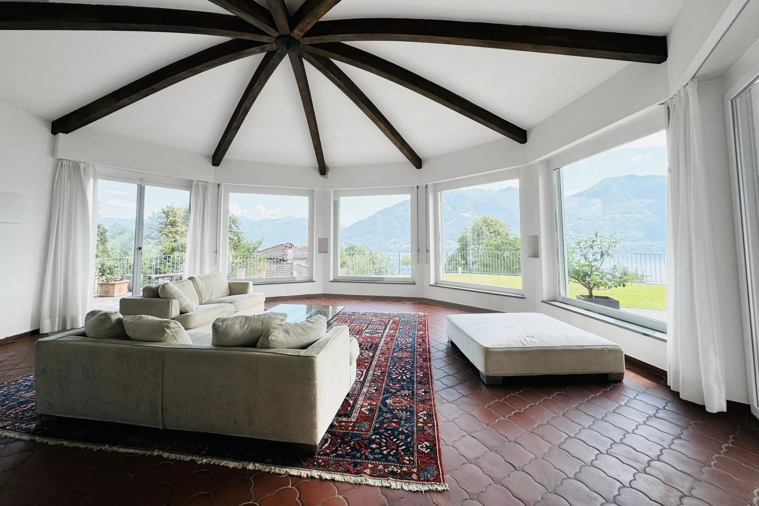 Mediterrane Villa mit Seesicht in ruhiger Lage von Minusio - Elegantes Wohnen über dem Lago Maggiore mit Garten, Terrassen &amp; Privatsphäre