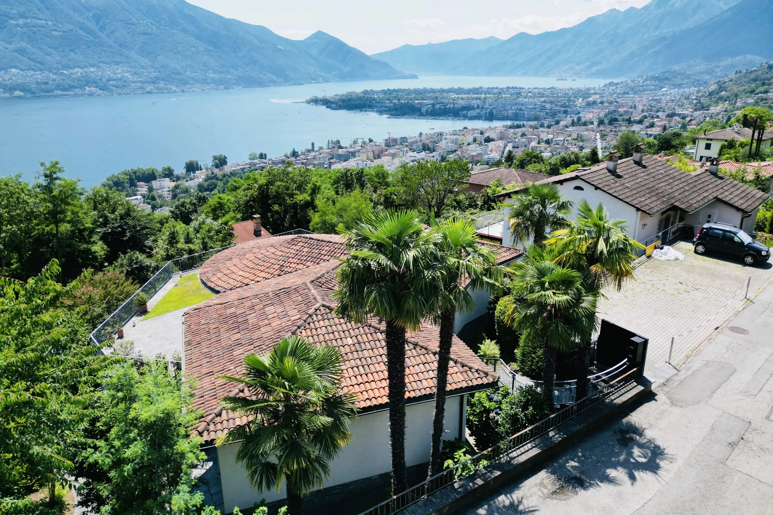 Villa mediterranea con vista lago in posizione tranquilla a Minusio - Vivere elegante sopra il Lago Maggiore con giardino, terrazze e privacy