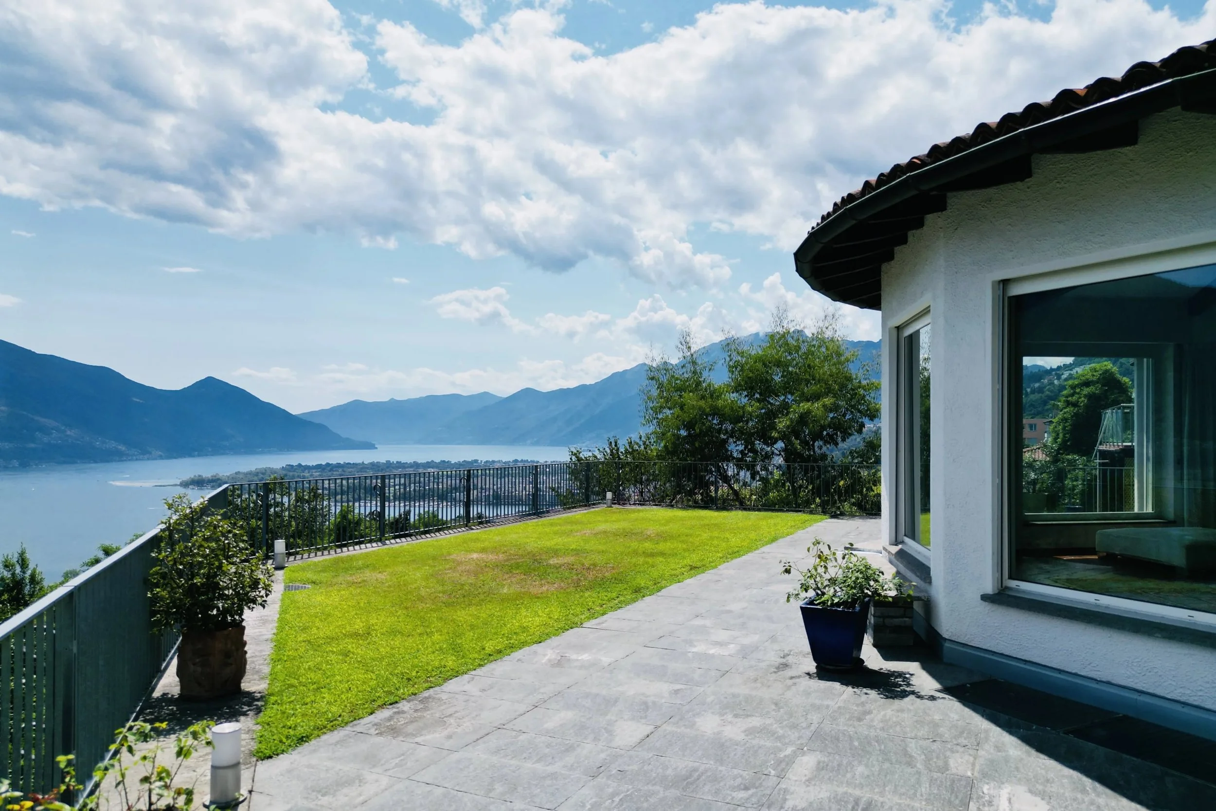 Mediterranean villa with lake view in a quiet location in Minusio - Elegant living above Lake Maggiore with garden, terraces, &amp; privacy