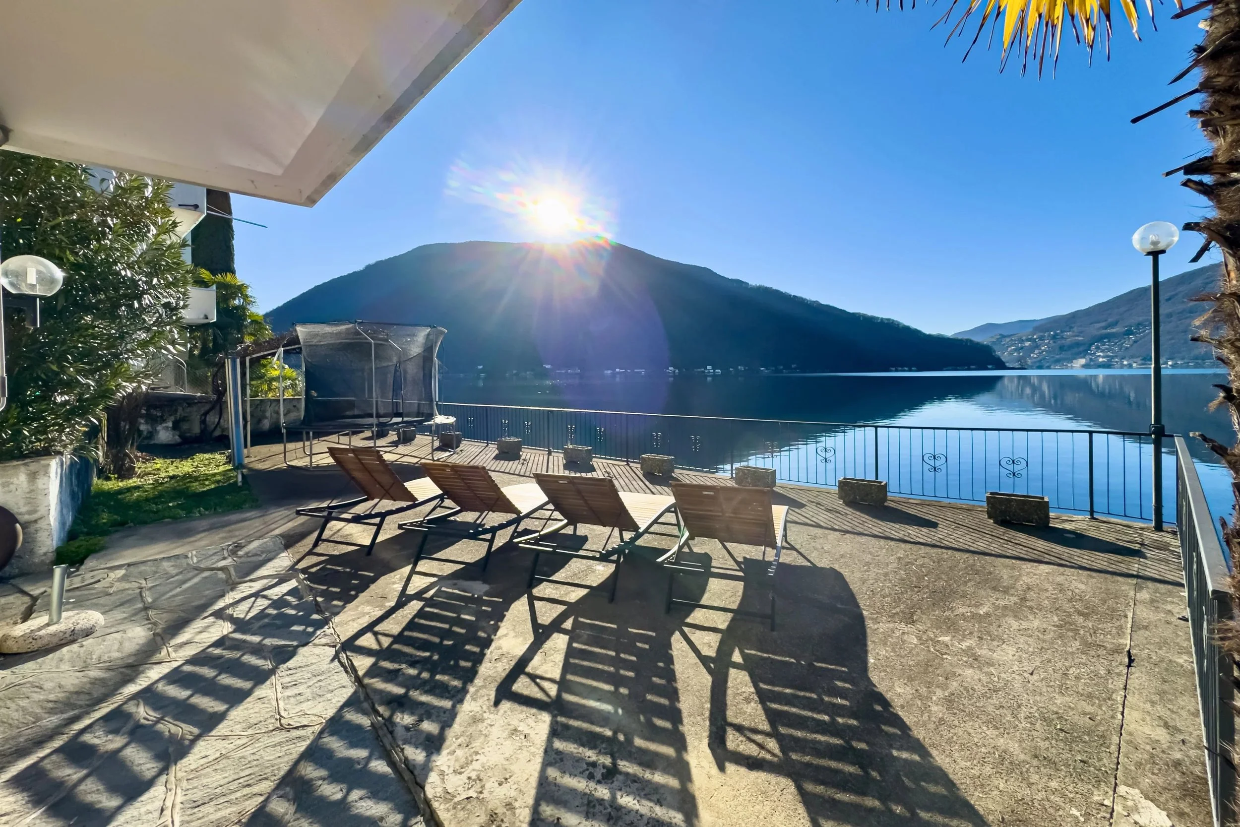 Ein Zuhause zwischen Licht &amp; See - Villa direkt am Luganersee mit privaten Bootsliegeplätzen in Bissone