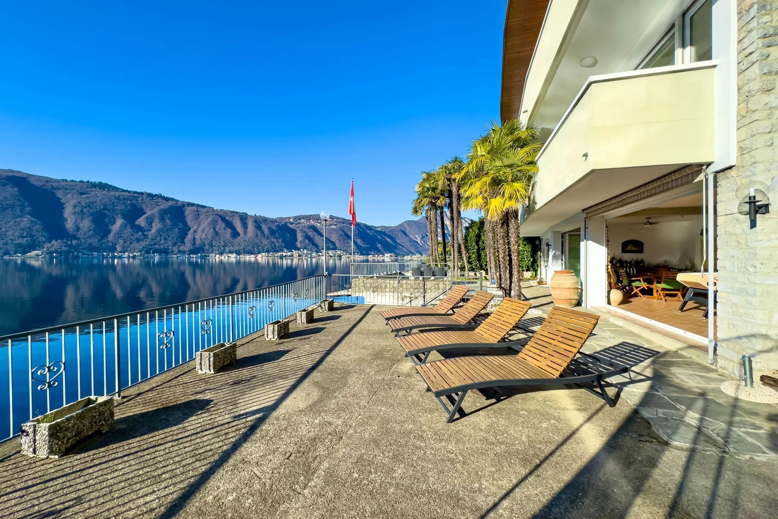 Una casa tra luce e lago - Villa direttamente sul Lago di Lugano con posti barca privati a Bissone