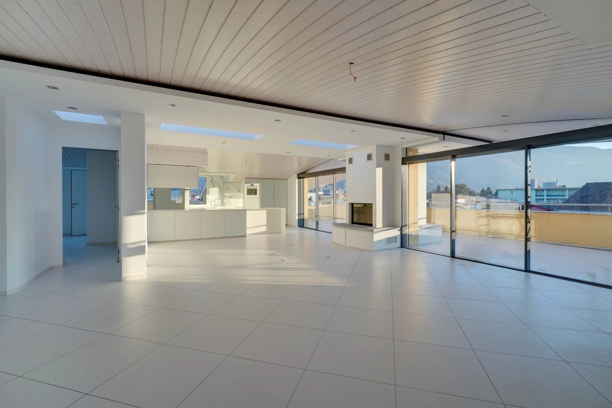  Ampie terrazze in posizione centrale   Elegante attico ad Ascona, ideale anche come residenza secondaria, con accesso diretto tramite lift e comfort abitativo di alto livello