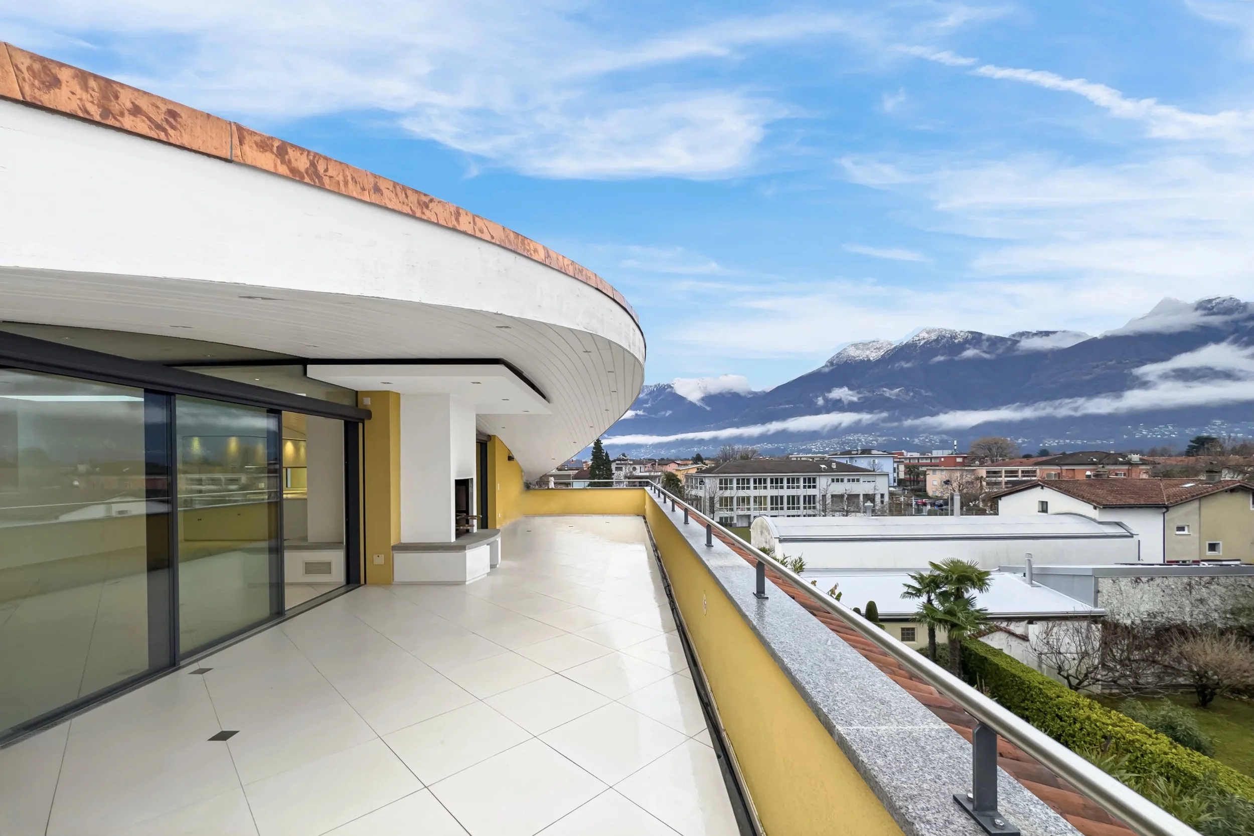 Grosszügige Terrassen in zentraler Lage - Elegantes Penthouse in Ascona, auch ideal als Zweitwohnsitz, mit direktem Liftzugang &amp; Wohnkomfort auf hohem Niveau