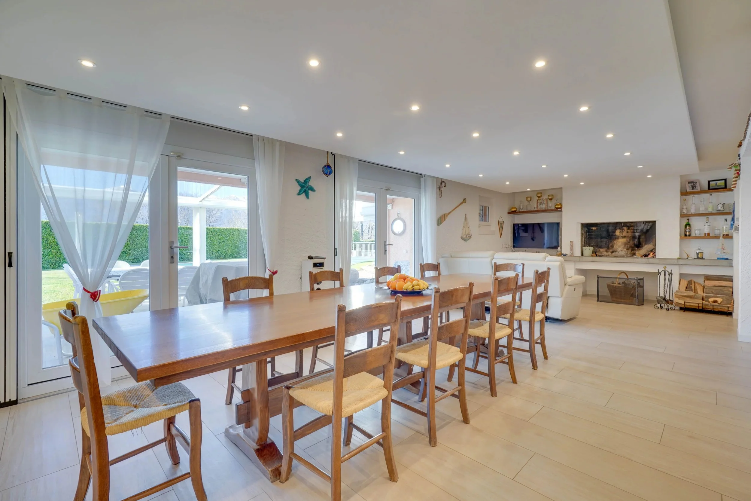 Ampia villa con giardino e piscina a Villa Luganese - Vivere in modo generoso con sei camere da letto, ideale per famiglie con esigenze di spazio e comfort