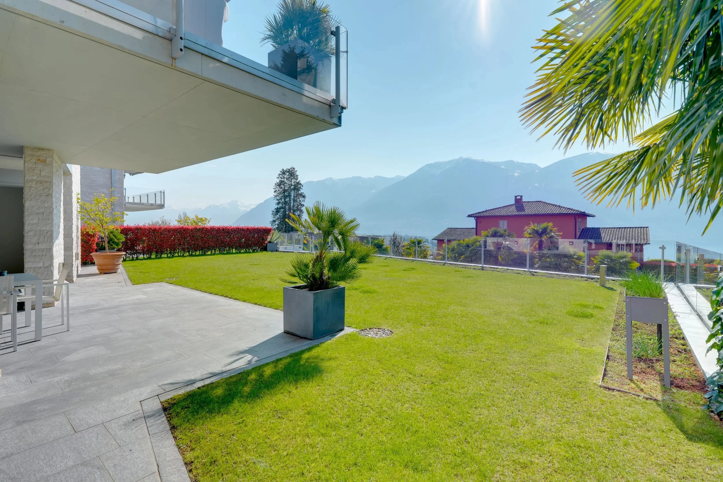 Nella location più esclusiva di Ascona - Appartamento duplex di alto standing con giardino, piscina e vista sul Lago Maggiore