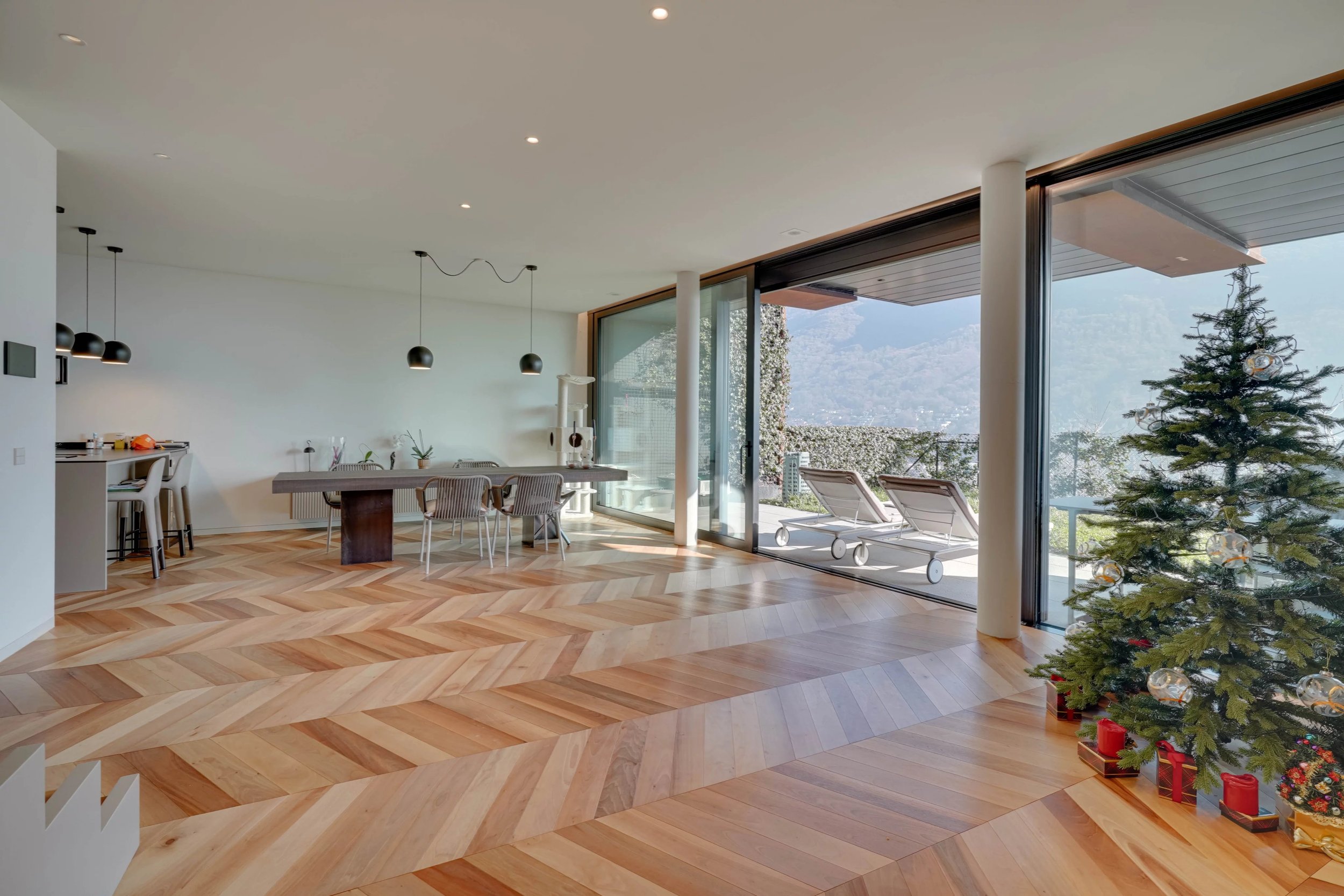 Ruhige Lage. Klare Architektur. Seesicht. Architektonische Duplexwohnung mit Garten in Canobbio oberhalb von Lugano