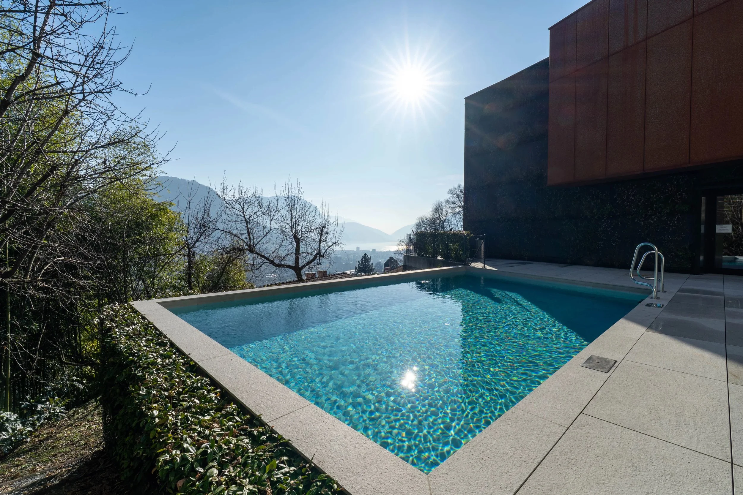Posizione tranquilla. Architettura pulita. Vista sul lago. Lussuoso appartamento duplex con giardino a Canobbio, sopra Lugano