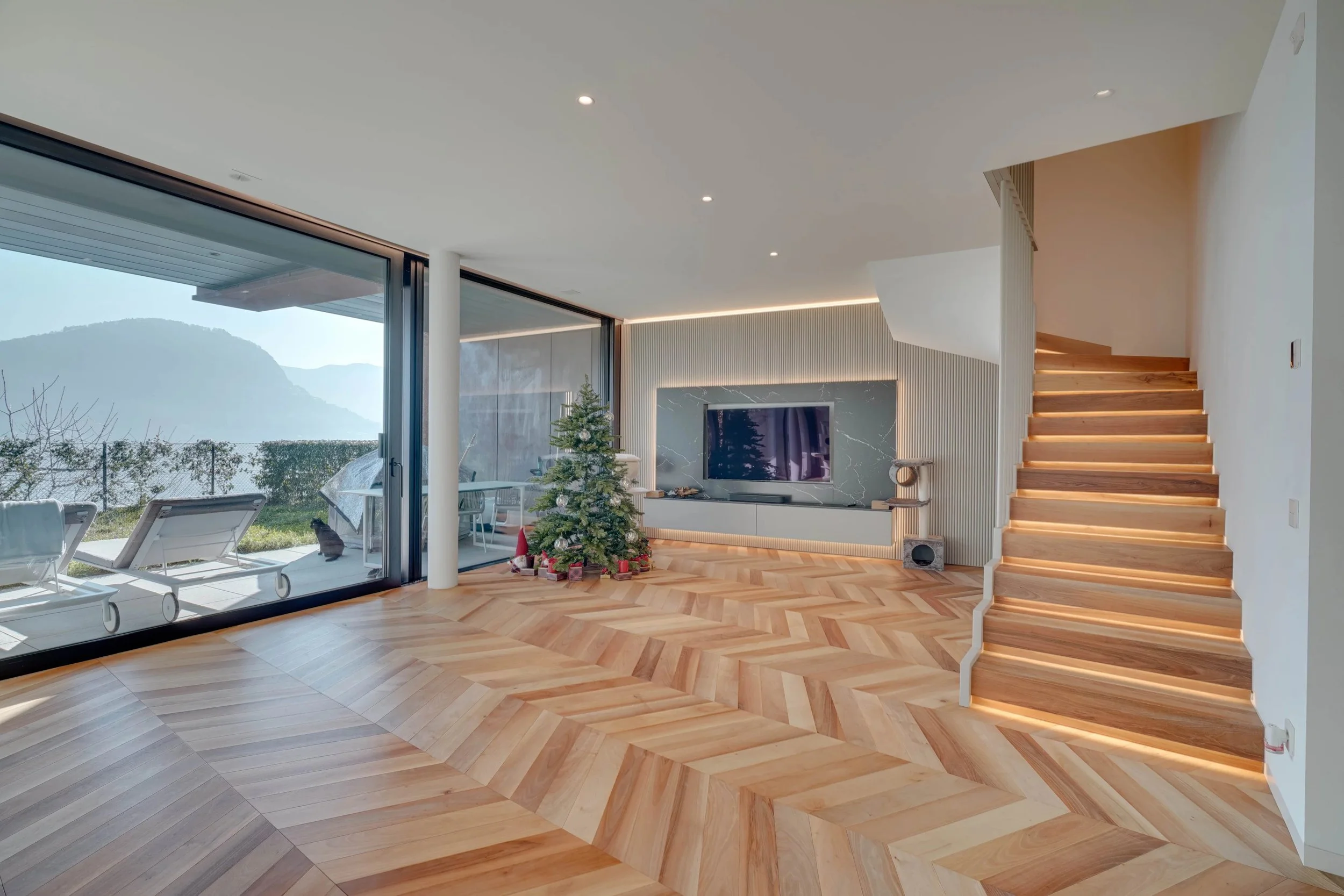 Quiet location. Clean architecture. Lake view. Architectural duplex apartment with garden in Canobbio above Lugano