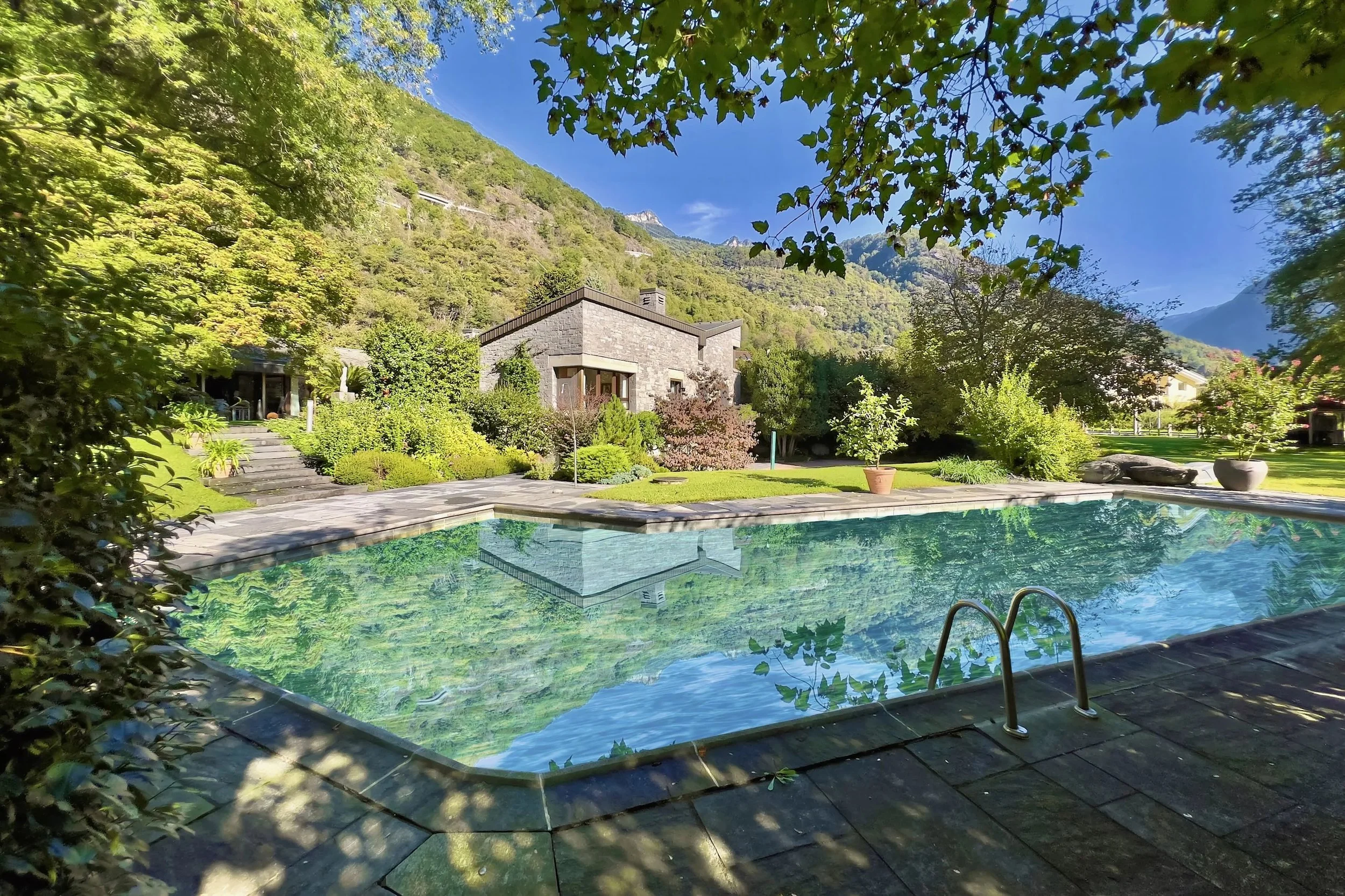 Un’oasi idilliaca di vita perfettamente equilibrata - Villa esclusiva a Grono: vivere il lusso in armonia con la natura nel Grigioni italiano
