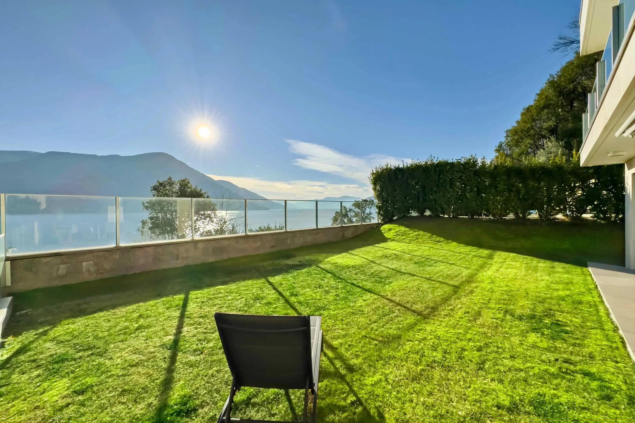 Sonne &amp; Spa in der exklusiven Beach Residence in Brissago - Moderne Wohnung mit privatem Garten &amp; atemberaubendem Blick auf den Lago Maggiore