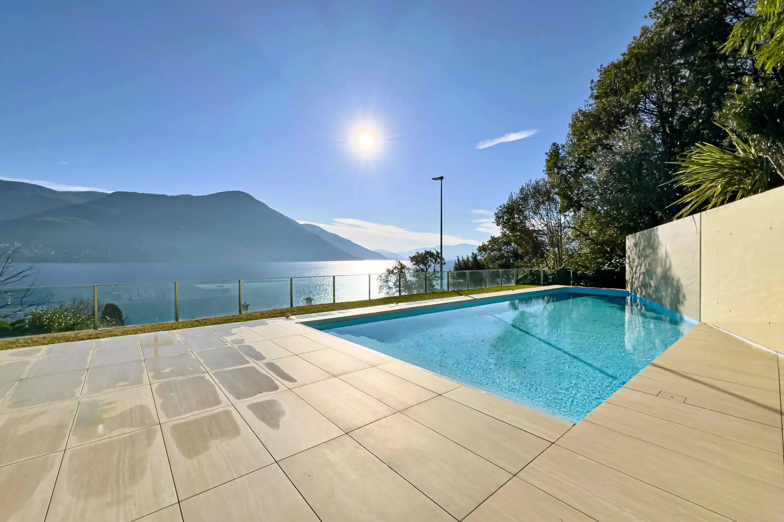 Sun &amp; Spa in the exclusive Beach Residence in Brissago - Modern apartment with private garden and breathtaking views of Lake Maggiore
