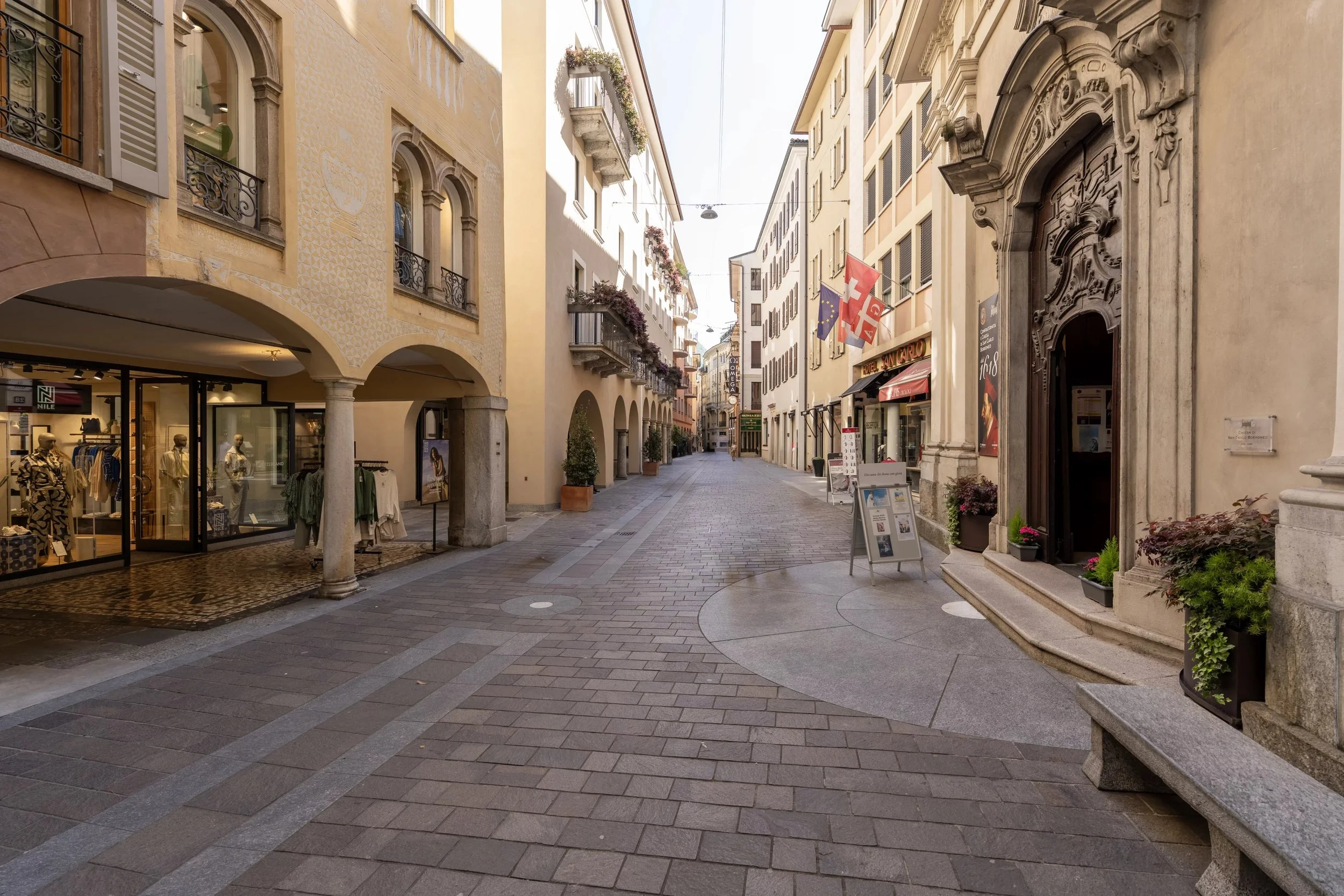 Investment &amp; Wohnen an bester Lage in Lugano - Gewerbefläche mit Schaufenster &amp; moderne Duplexwohnung an der Via Nassa