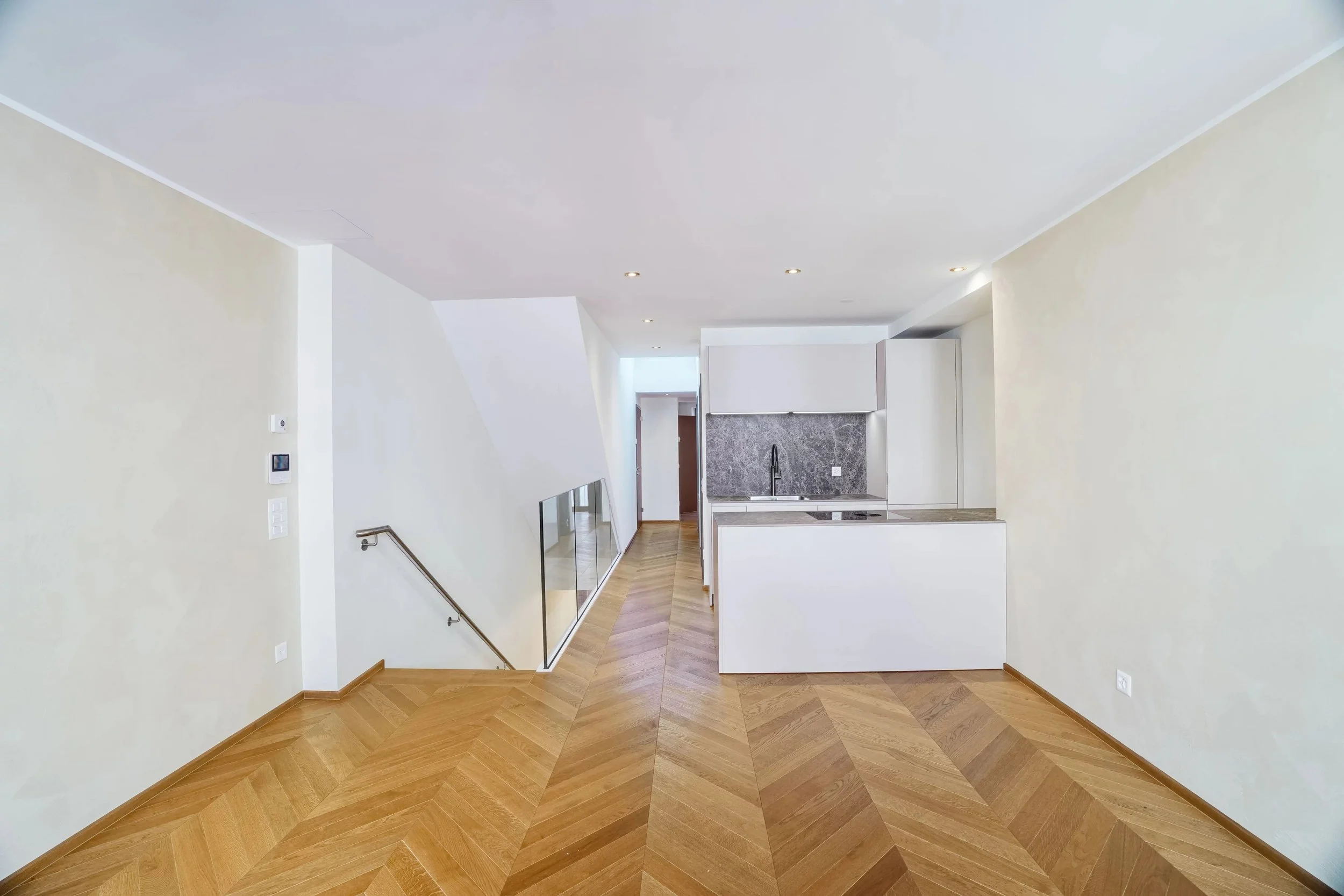 Investimento e residenza in una posizione privilegiata a Lugano - Spazio commerciale con vetrina e moderno appartamento duplex in Via Nassa