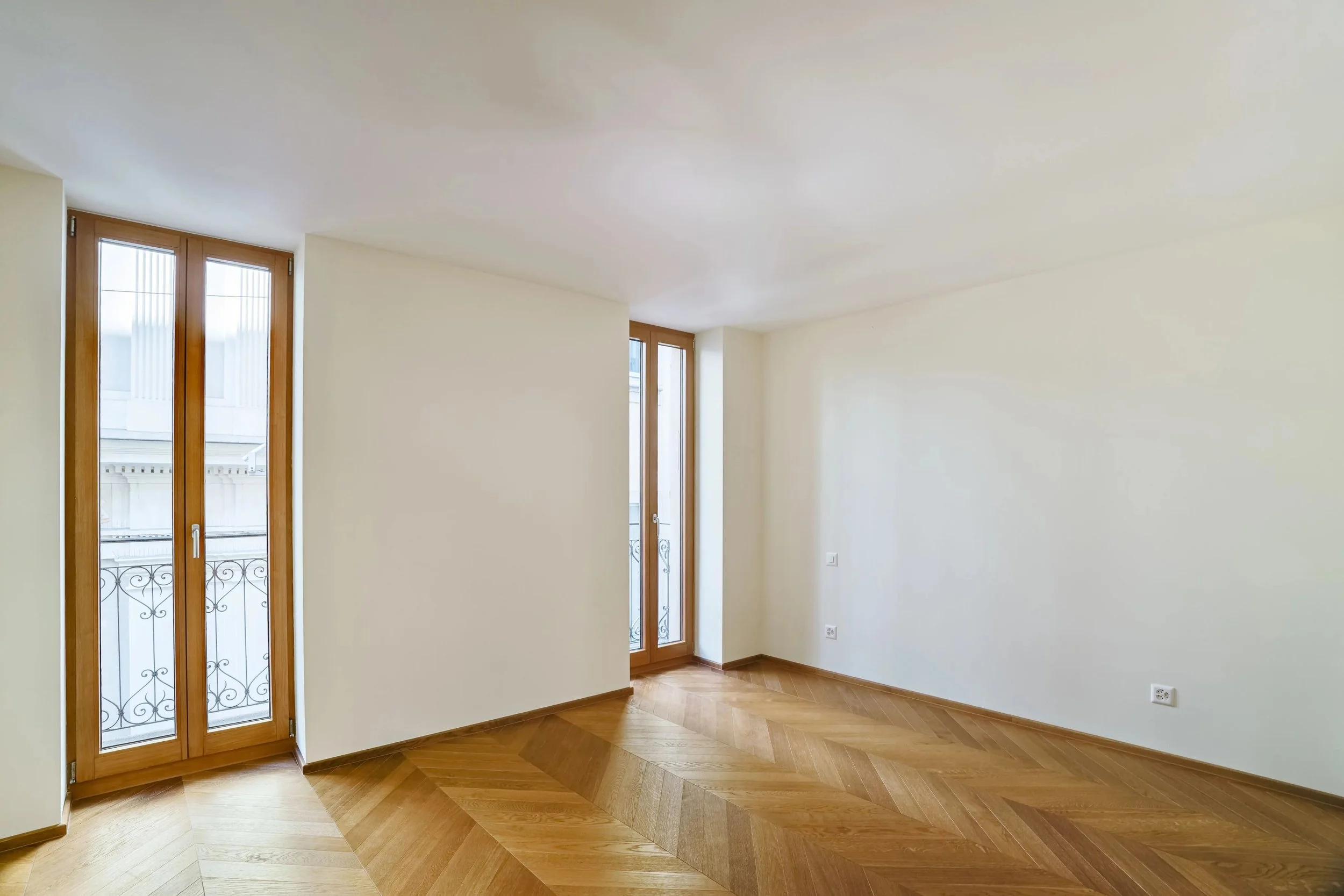 Investment &amp; living in a prime location in Lugano - Commercial space with shop window &amp; modern duplex apartment on Via Nassa