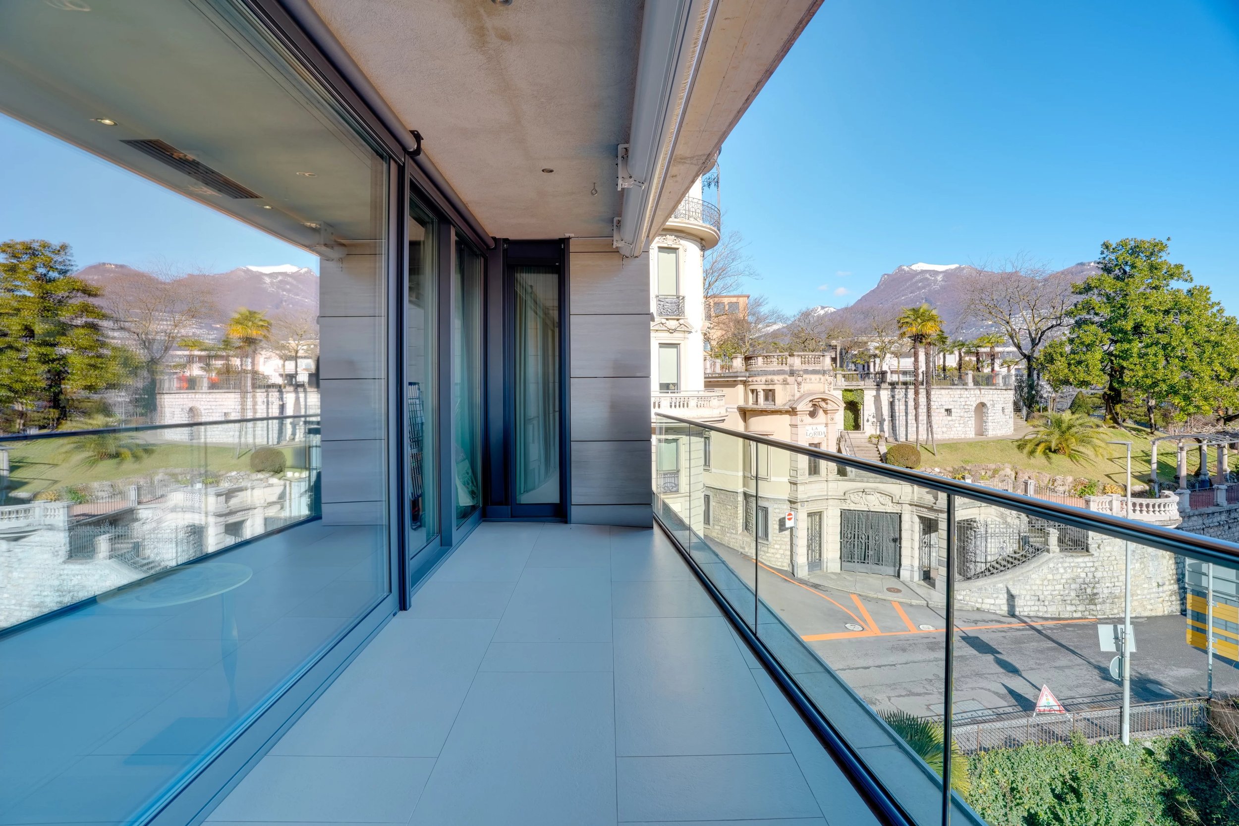 Abitare tra lago e città - Elegante appartamento di 4,5 locali con terrazza e vista parziale sul lago in posizione centrale a Lugano