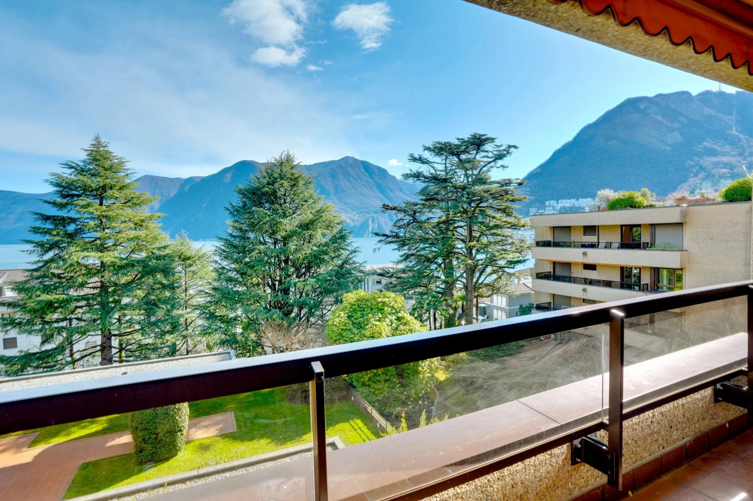 Lebensqualität auf höchstem Niveau in Lugano - Elegante Residenzwohnung mit Panoramaterrasse, Indoor-Pool &amp; exklusivem Komfort