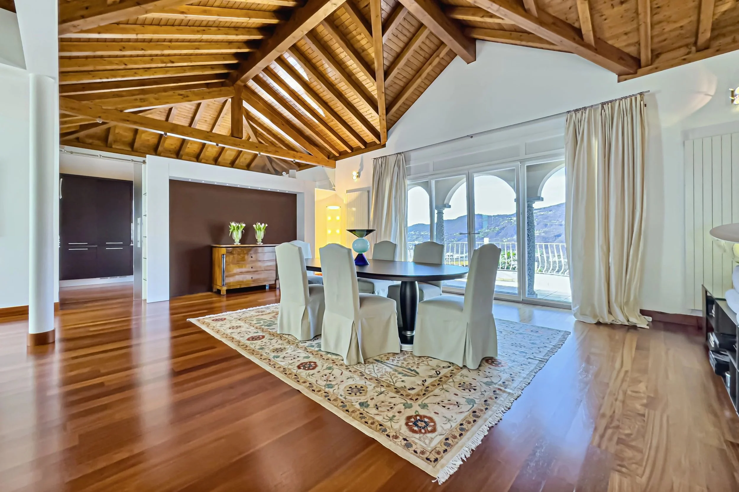 PREISVARIATION - Exklusive Gelegenheit mit 390 m² Wohnfläche nahe Lugano - 9.5-Zimmer-Villa in Comano mit Panorama &amp; starkem Preis-Leistungs-Verhältnis