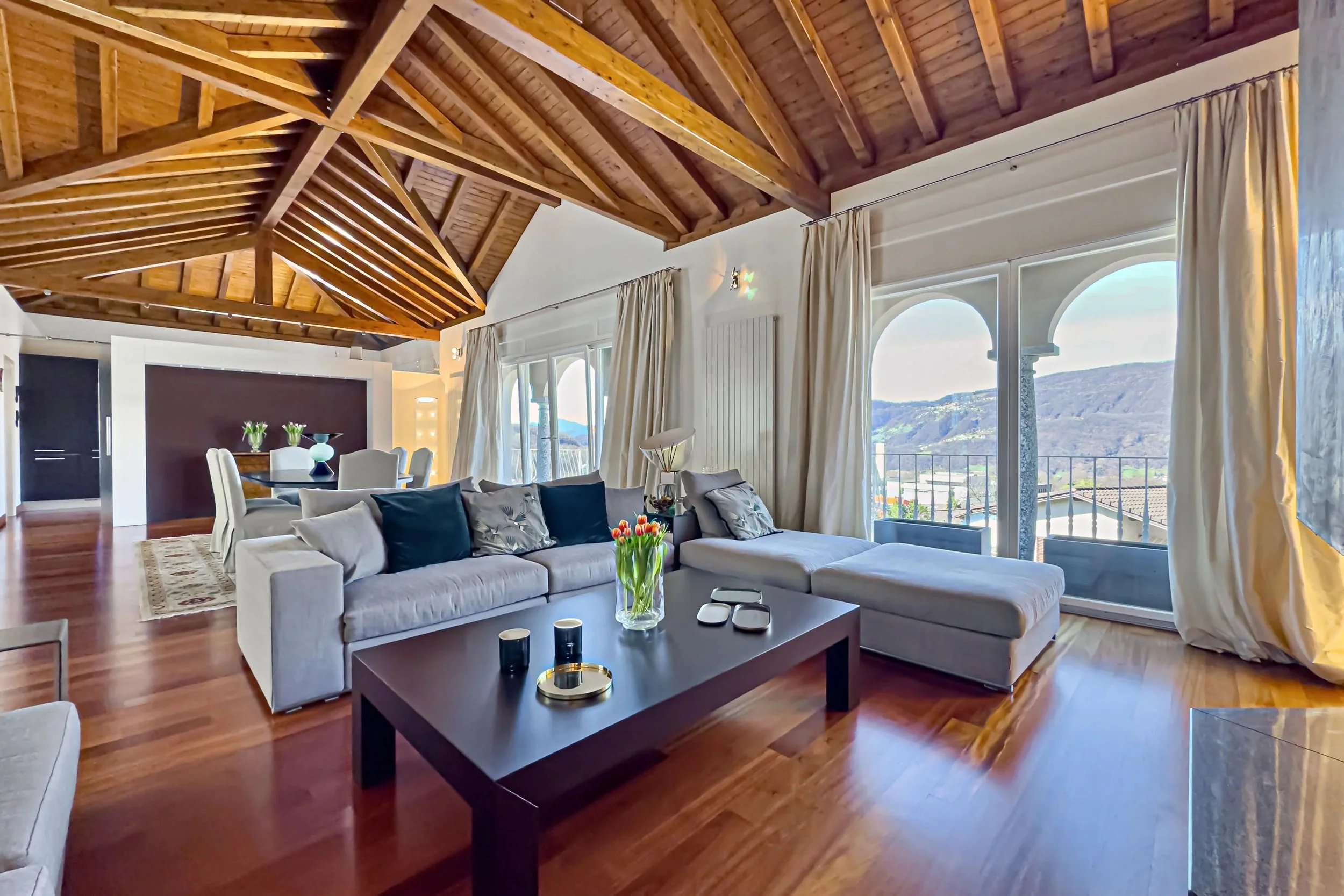 NEW PRICE - Exclusive opportunity with 390 m² of living space near Lugano - 9.5-room villa in Comano with panoramic views &amp; excellent value for money