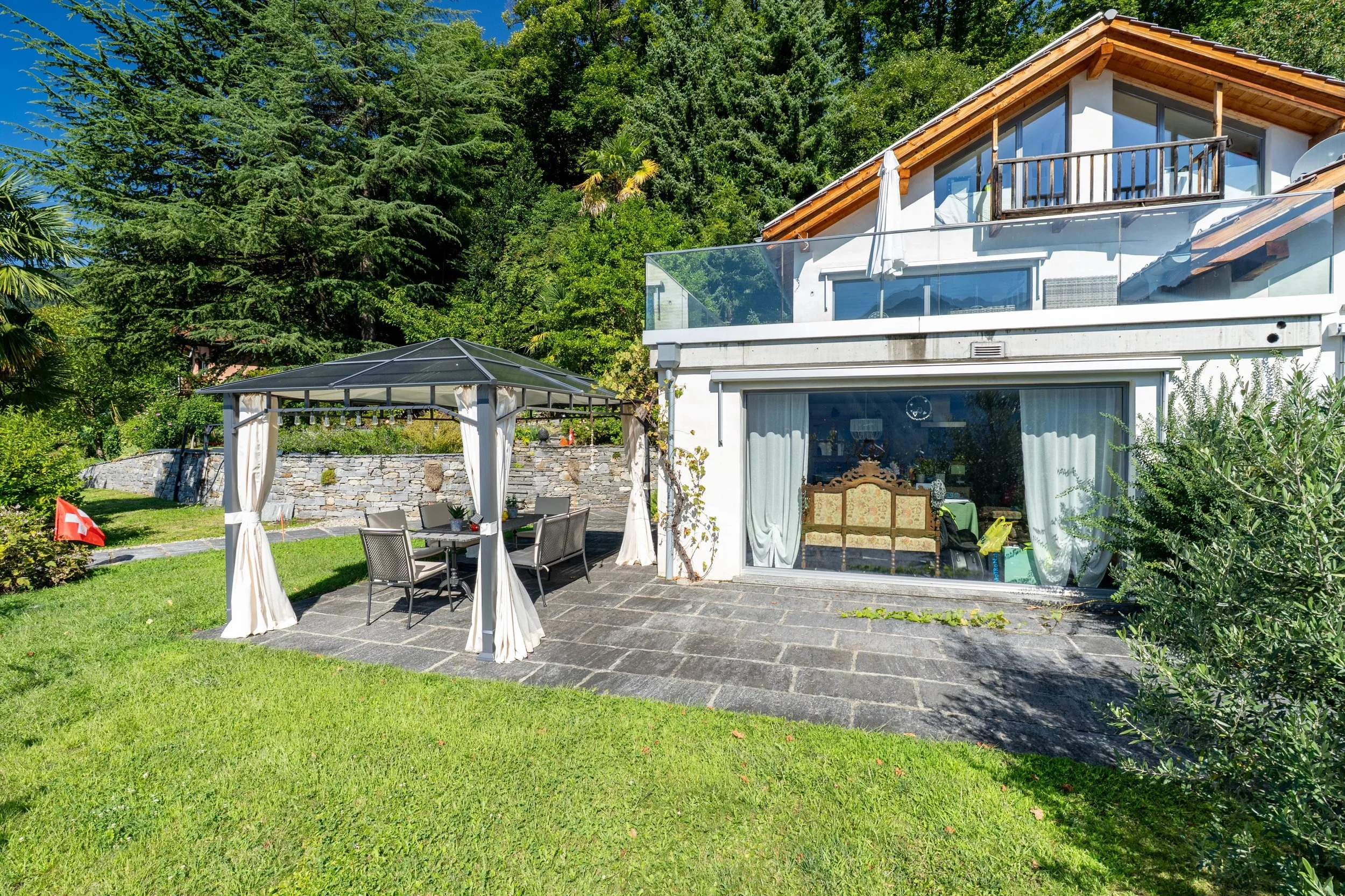 PREISVARIATION - Energieeffizienz &amp; gute Privatsphäre - Exklusive Villa in Castaneda (GR), eine Oase zum Wohnen oder als Rückzugsort für erholsame Ferien, mit Panoramablick auf Tal &amp; Berge