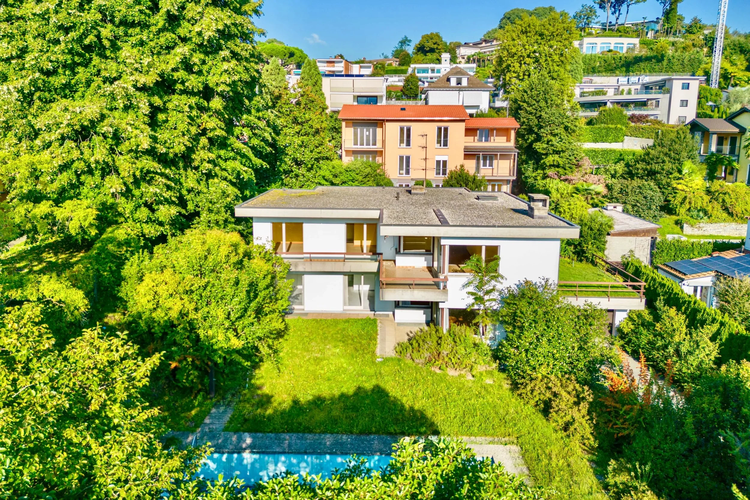 PREISVARIATION - Seltene Gelegenheit im Herzen von Sorengo - Villa mit grossem Grundstück, zusätzlicher Parzelle &amp; viel Potenzial nahe Lugano Zentrum