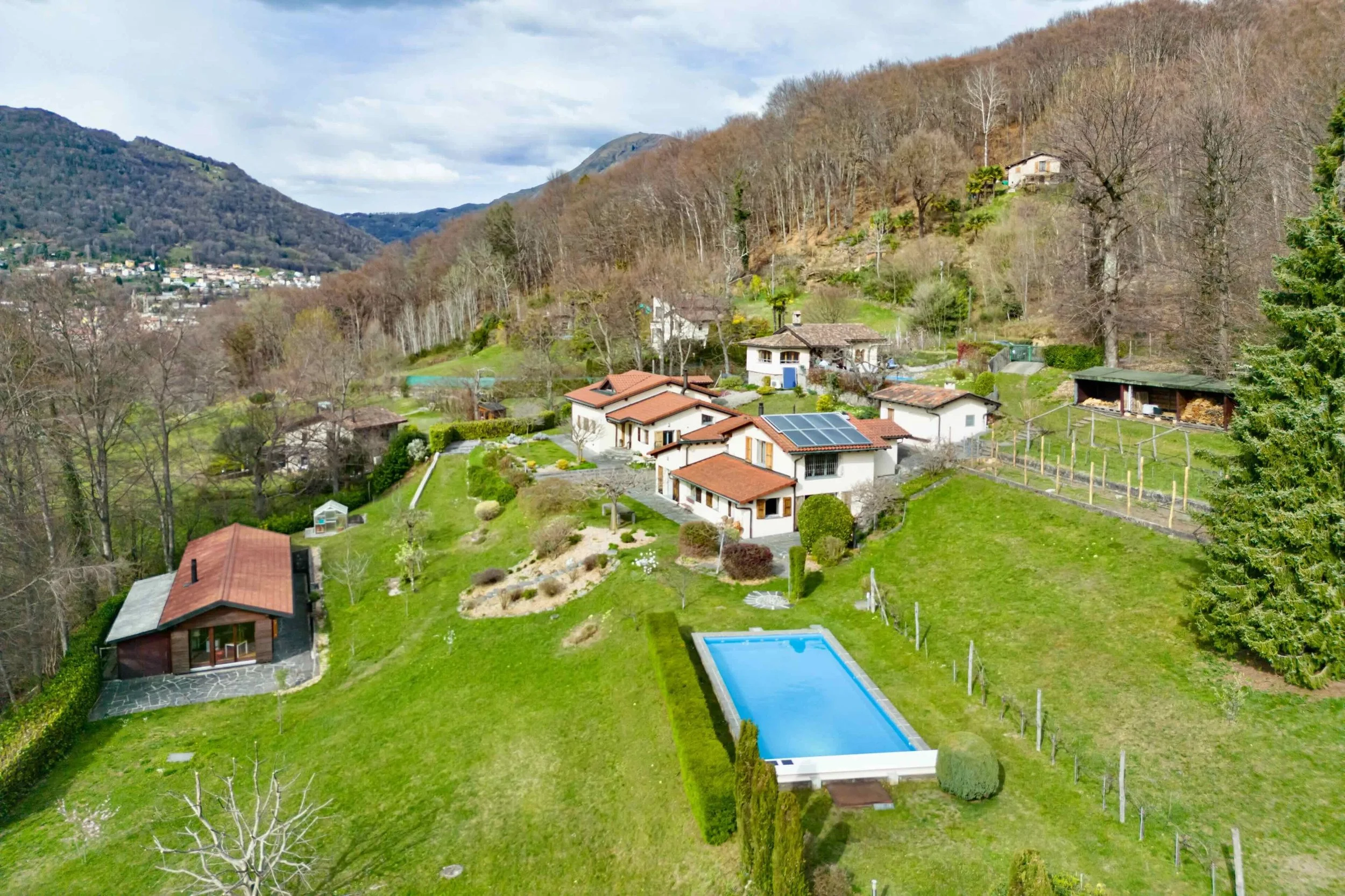 PREISVARIAZION -Privatsphäre &amp; Natur pur - Seltene Gelegenheit: Weiträumiges Anwesen mit Garten, Pool &amp; separaten Gästehäusern