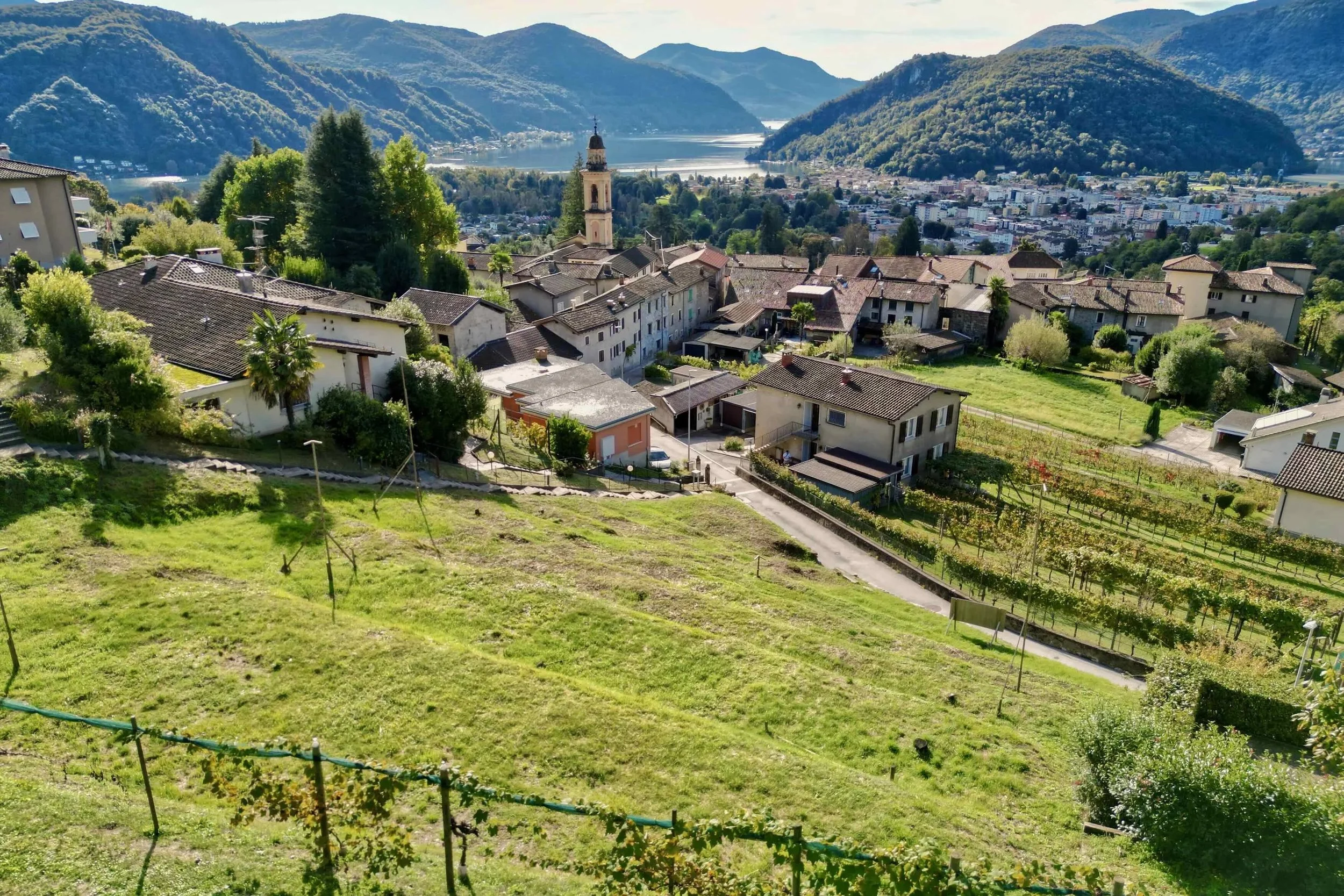 PREISVARIATION - Attraktives Baugrundstück mit Seesicht in Lugano-Neggio - Baugrundstück von 1'137 m² mit genehmigtem Projekt &amp; Panoramablick auf den Luganersee
