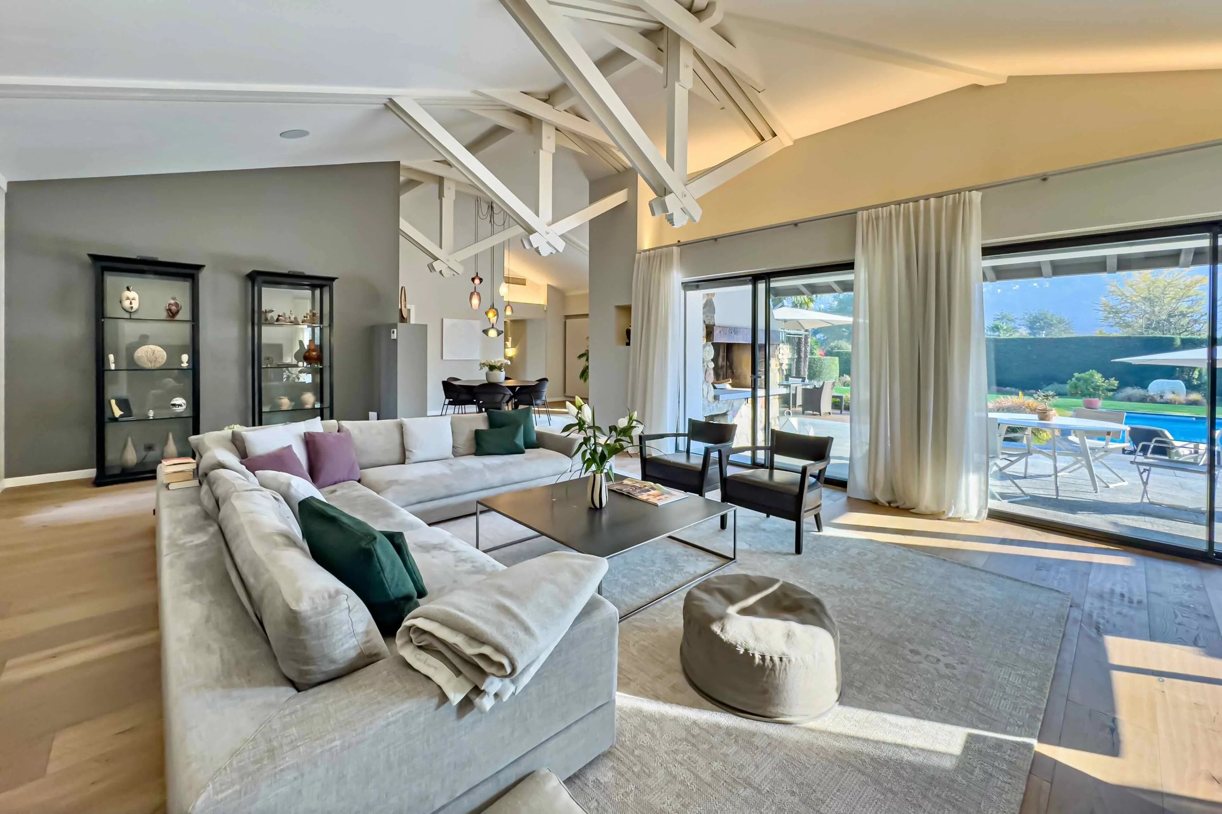 VARIAZIONE DI PREZZO - Lugano-Magliaso – Tranquilla zona residenziale vicino al golf club - Elegante villa in posizione privilegiata con possibilità di ampliamento, piscina e zona ospiti indipendente