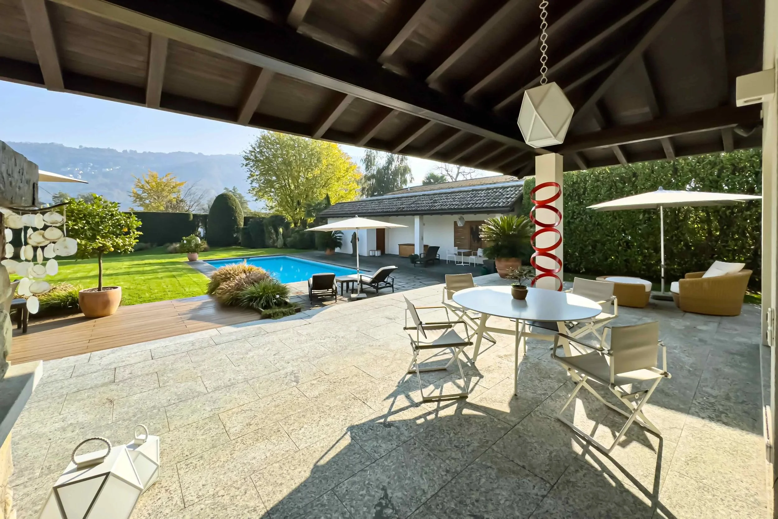 NEW PRICE - Lugano-Magliaso – Quiet residential area near the lake &amp; golf club - Stylish villa in a prime location with potential for extension, a pool &amp; a separate guest area