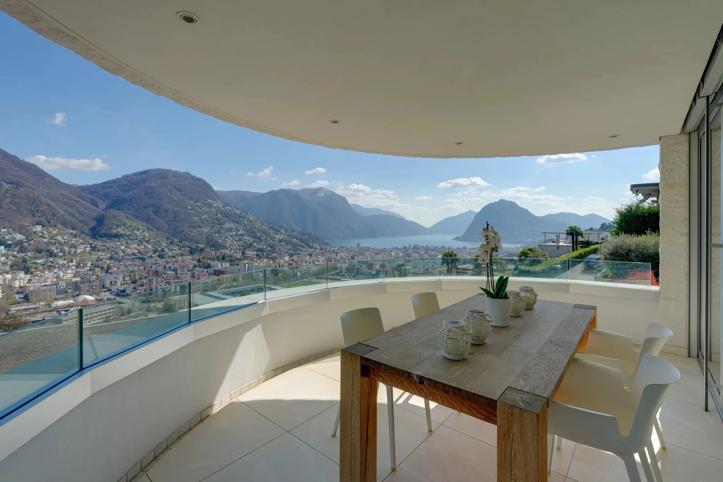 Elegantes Wohnen in privilegierter Lage - 4.5-Zimmer-Wohnung mit Seesicht, privatem Pool &amp; grosser Panoramaterrasse in Porza