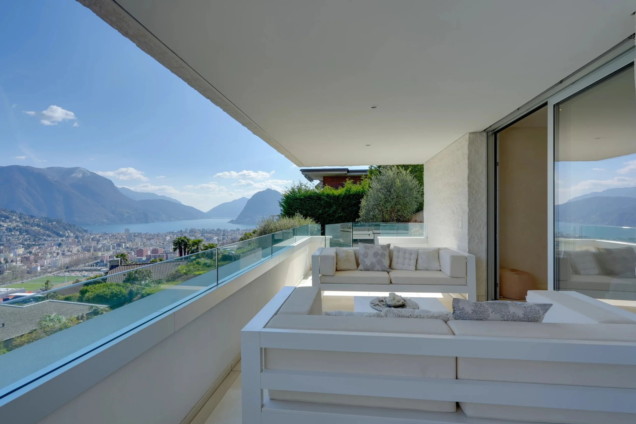 Elegant living in a prime location - 3-bedroom apartment with lake view, private pool &amp; spacious panoramic terrace in Porza