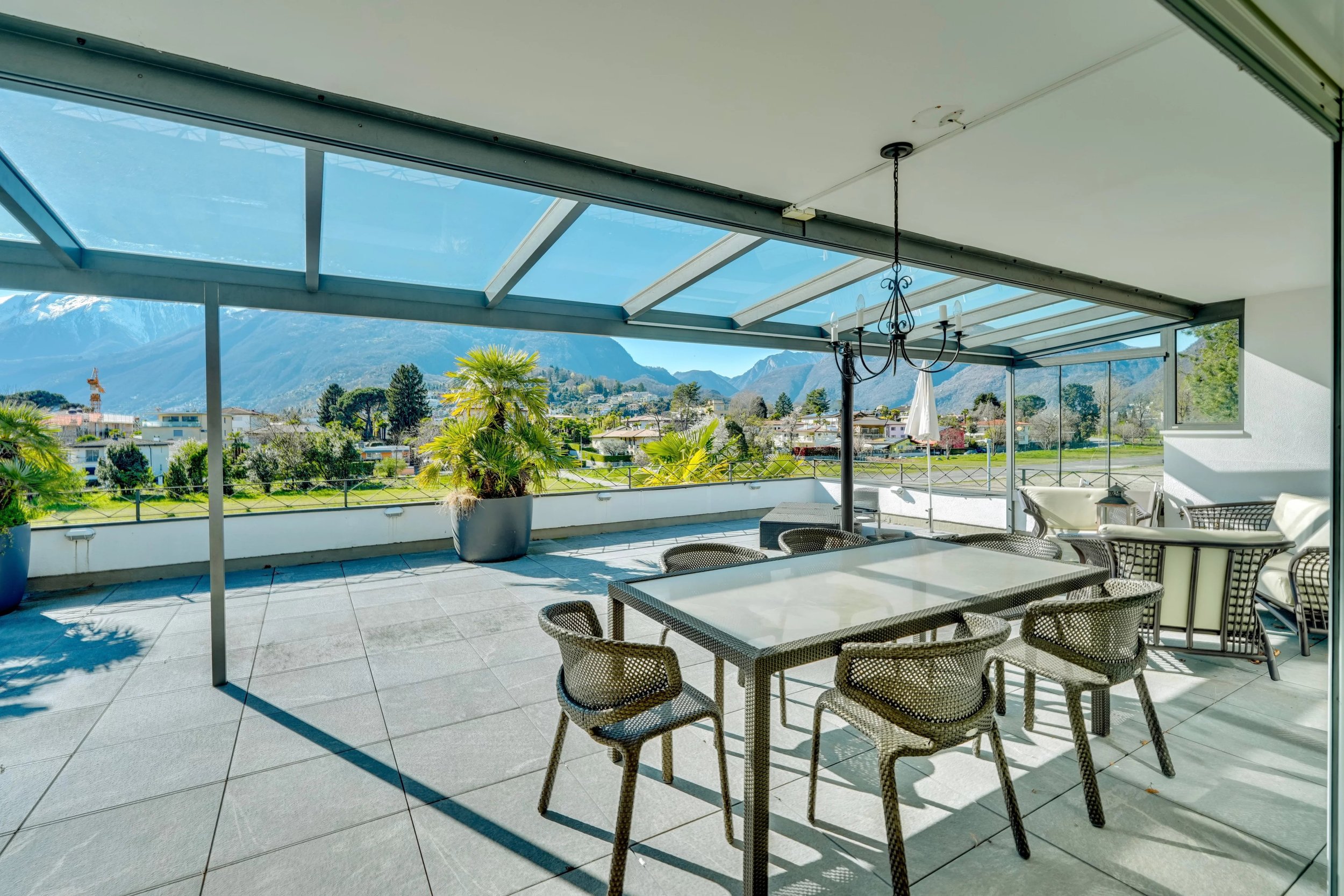 Tranquillità, sole e privacy - Attico di pregio con ampia terrazza in elegante contesto, a breve distanza dal campo da golf