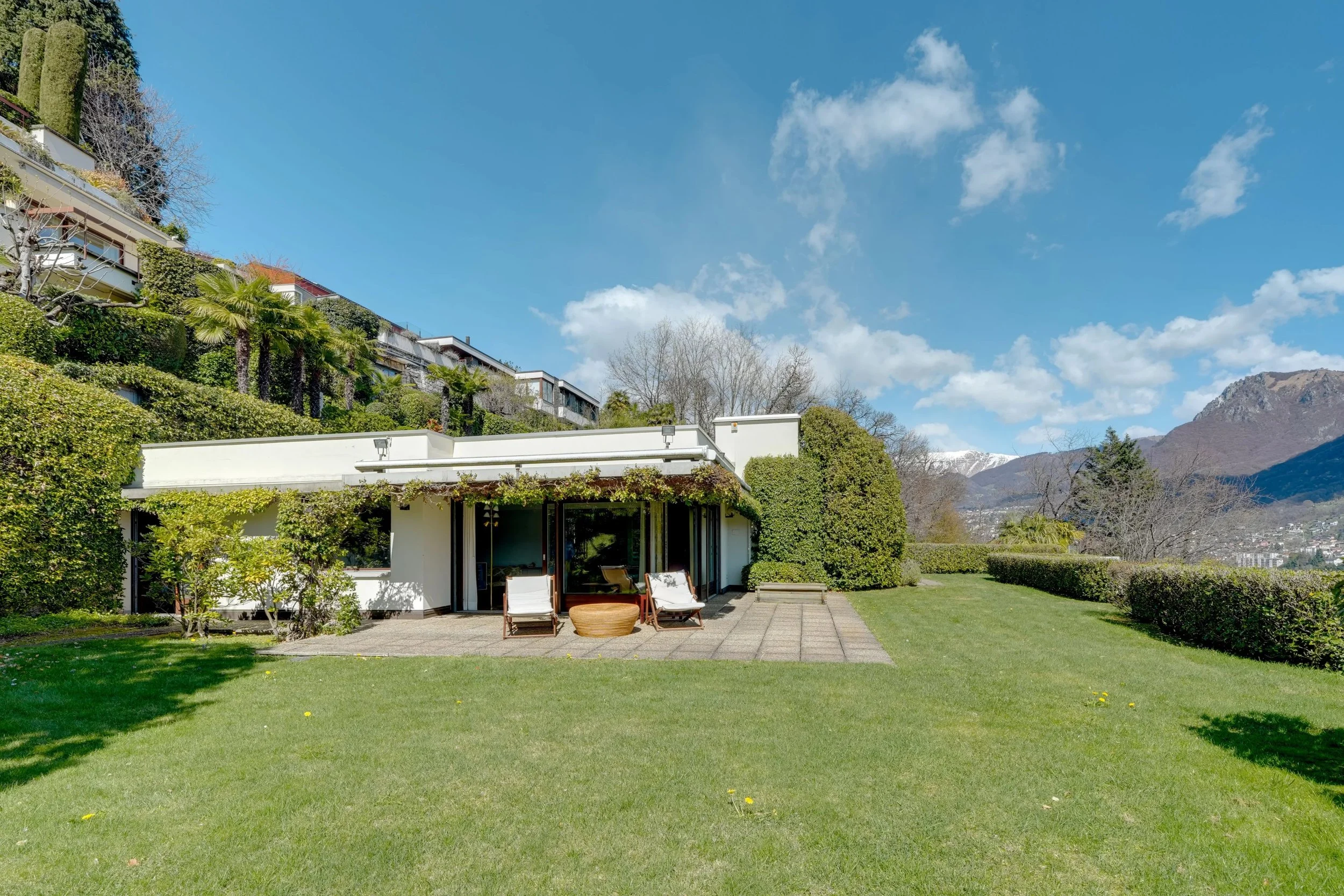 Exklusive Penthouse-Wohnung mit Seesicht in Porza - Wohnen auf einer Ebene mit 240 m² Wohnfläche, privatem Garten &amp; Panoramablick auf den Luganersee