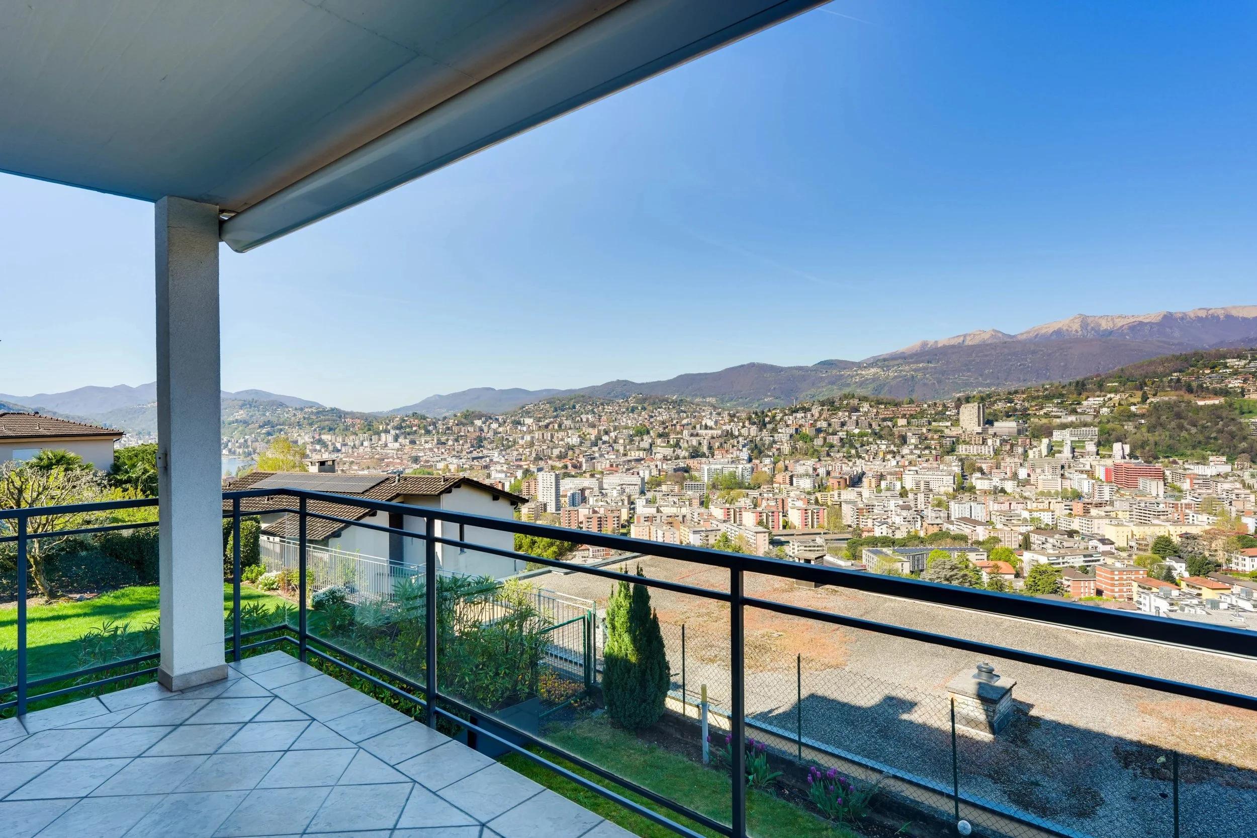 Elegante Villa mit Seeblick in Lugano-Viganello - Stilvolles Wohnen auf drei Ebenen mit Garten, Veranda &amp; vielseitigem Raumangebot