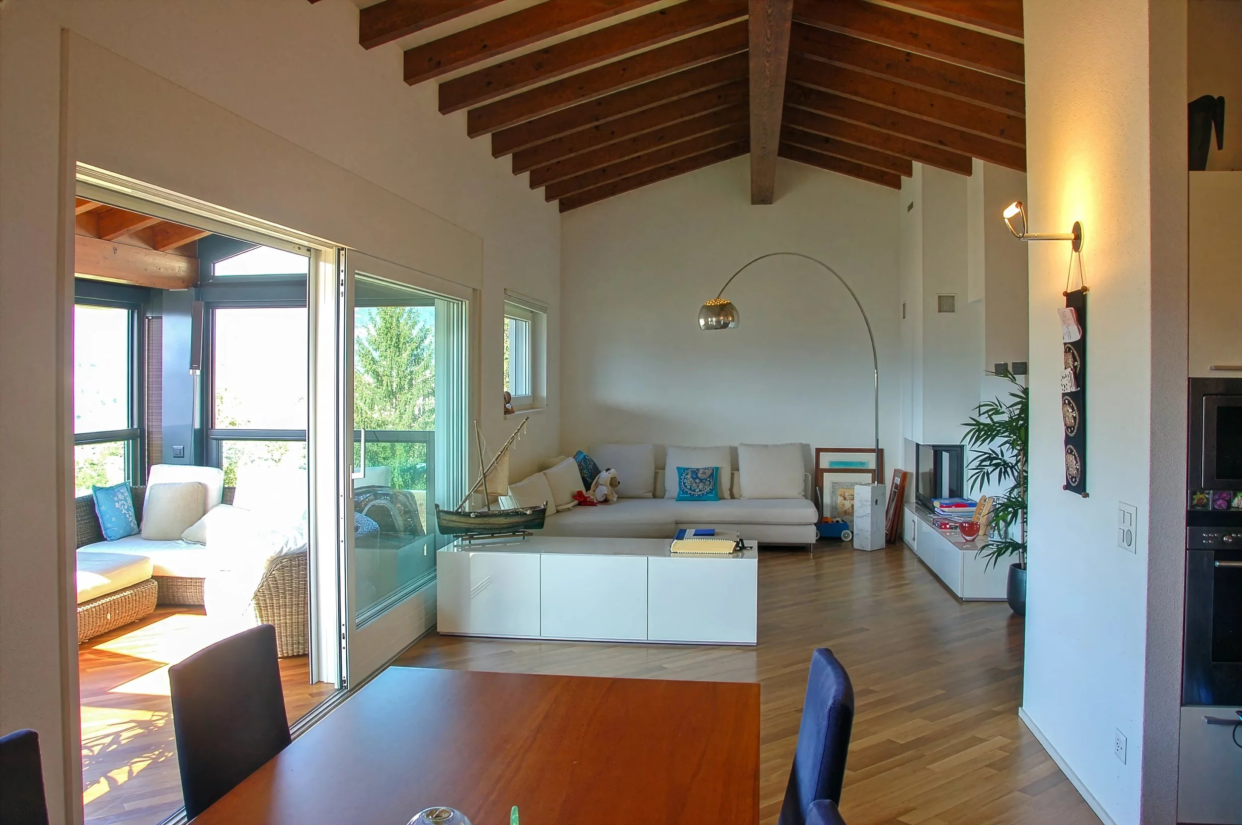 Elegante villa con vista lago a Lugano-Viganello - Vivere con stile su tre livelli con giardino, veranda e spazi versatili