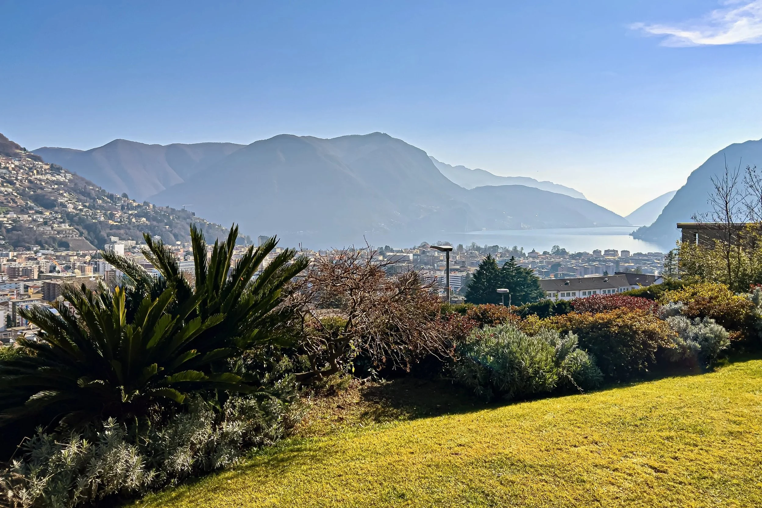 Elegante appartamento con giardino e vista lago a Lugano-Savosa - Spazi abitativi generosi con giardino privato di 600 m² in posizione soleggiata