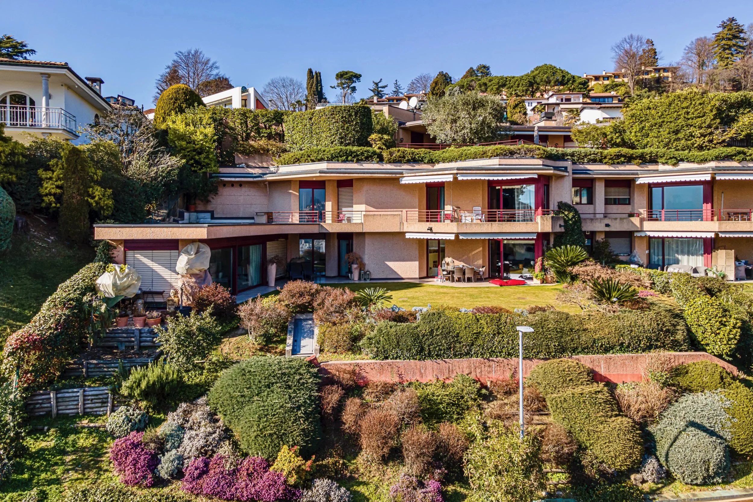 Elegant garden apartment with lake view in Lugano-Savosa - Generous living concept with a 600 m² private garden in a sunny location