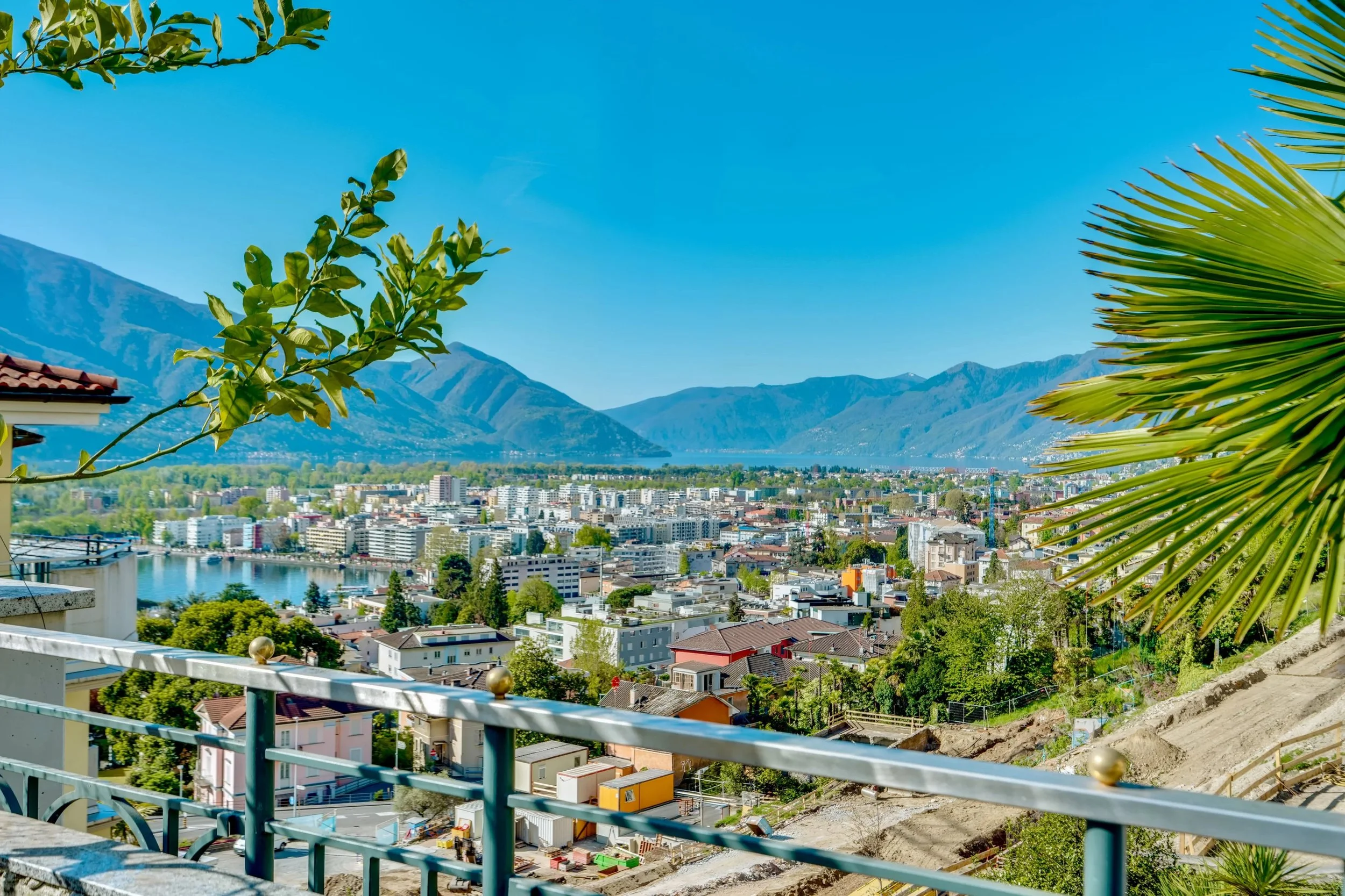 Esclusiva proprietà con terrazza, l'ideale residenza secondaria a Muralto - Viva un appartamento inondato di luce con vista panoramica, SPA e piscina interna sopra il Lago Maggiore