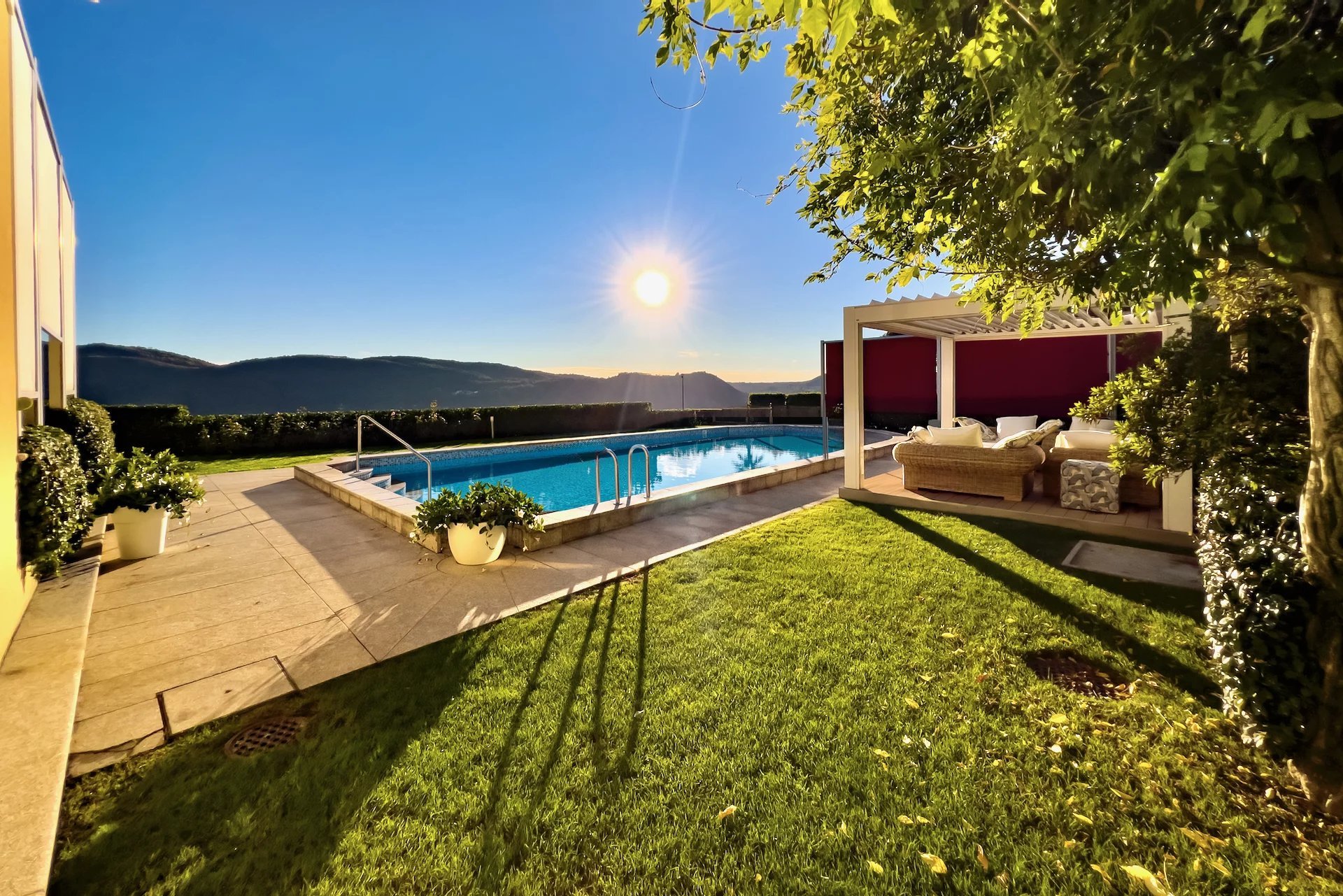 Stilvolle Villa mit 624 m² Wohnfläche in Vacallo - Elegantes Familienanwesen mit Pool, Gäste-Dépendance &amp; Blick bis zum Comersee
