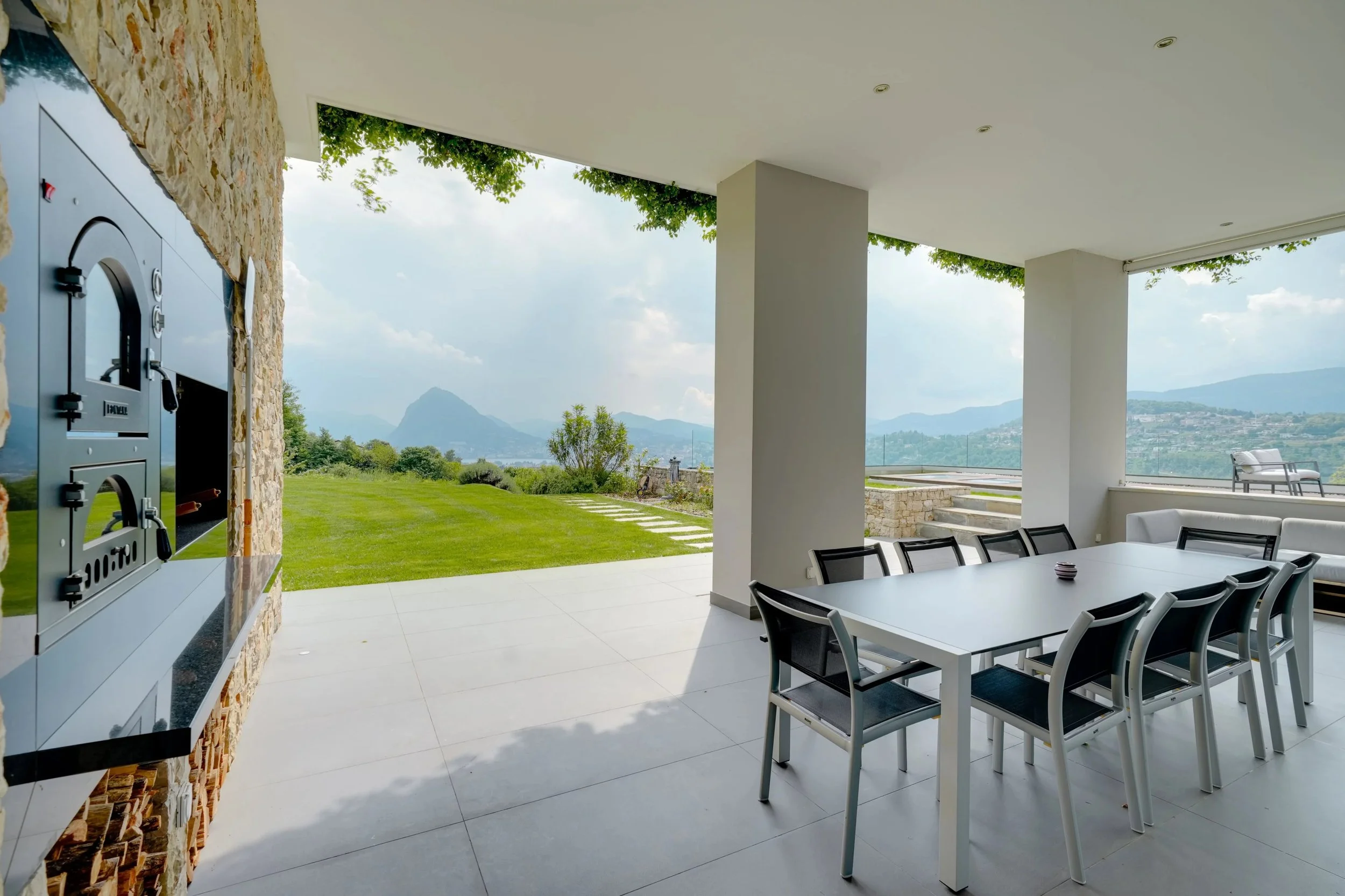 Exklusive Villa mit Seesicht &amp; Privatpark oberhalb von Lugano - Modernes Anwesen in privilegierter Panoramalage mit 10 Zimmern &amp; Indoor-Pool