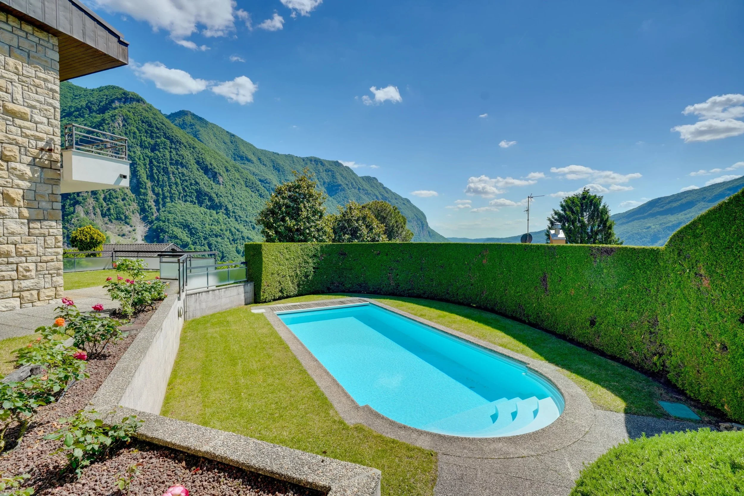 Ruhige Wohnlage im Val Mara mit Zweitwohnsitz-Möglichkeit - Grosszügige 8.5-Zimmer-Villa mit Pool, Garten &amp; herrlichem Blick auf den Luganersee