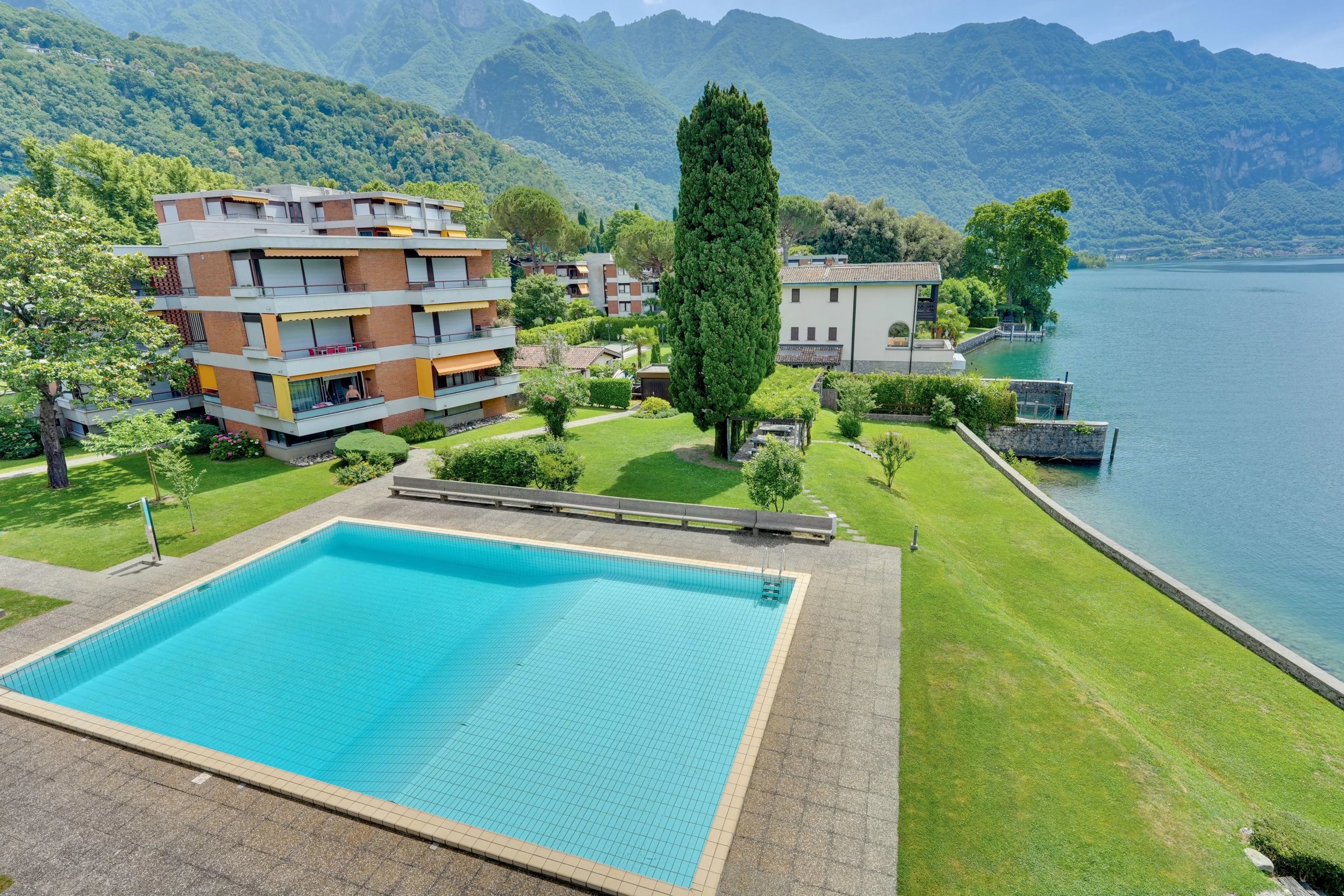 Una posizione in prima fila sul Lago di Lugano - Elegante attico a Maroggia con accesso diretto al lago e possibilità di residenza secondaria