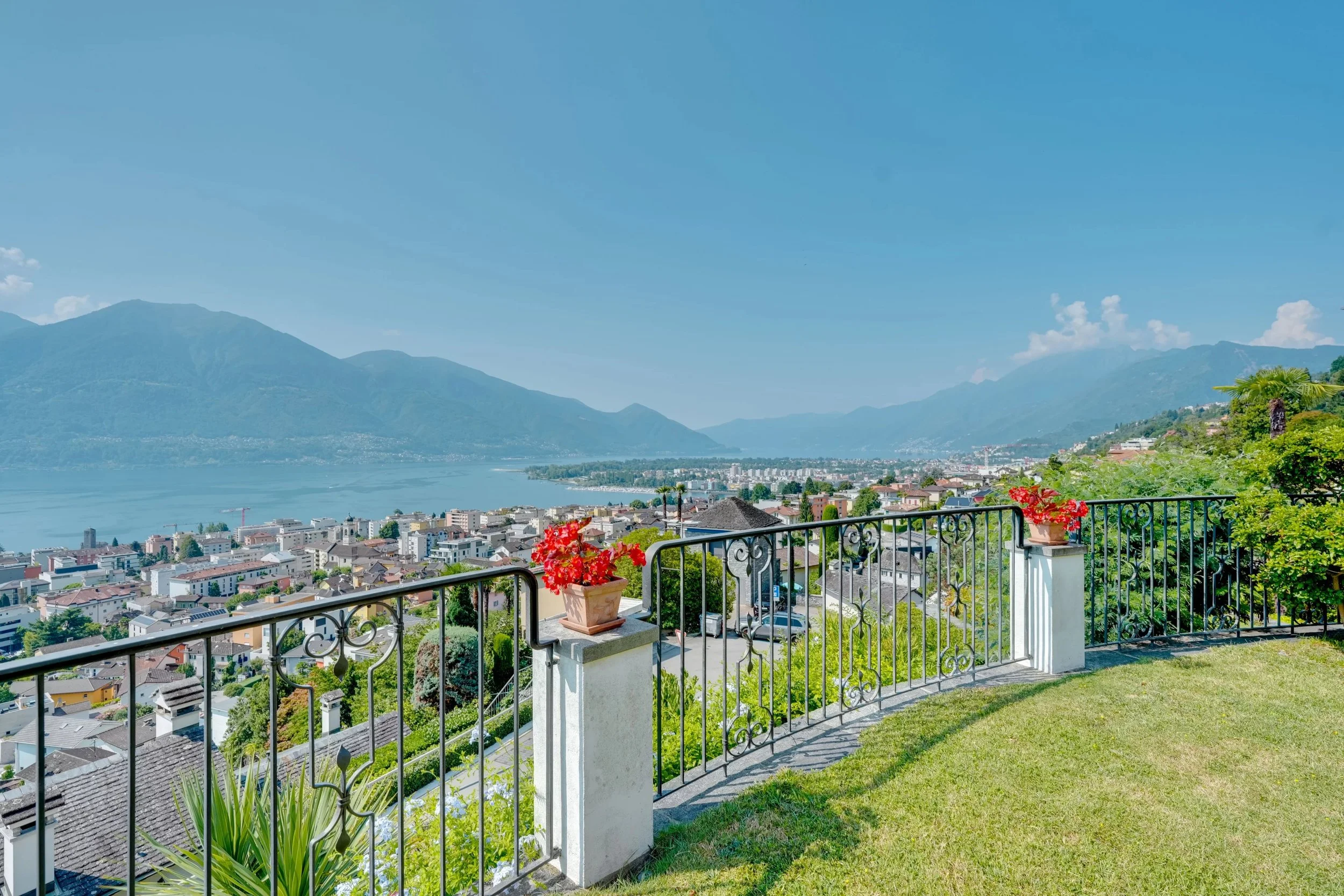 L'ideale residenza secondaria mediterranea con ampio giardino - Elegante villa con piscina interna e vista mozzafiato sul Lago Maggiore
