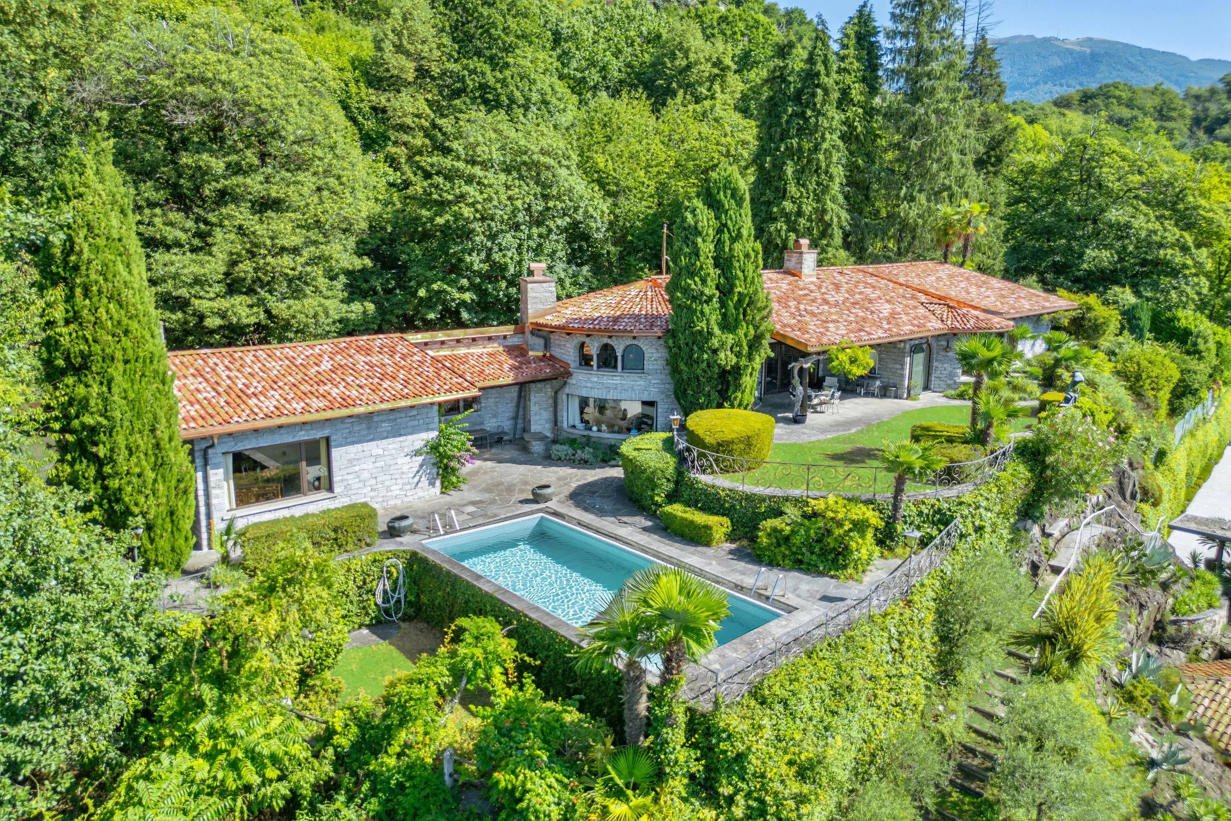 Molta privacy e spazi generosi - Villa esclusiva a Ronco sopra Ascona con vista mozzafiato sul Lago Maggiore, ideale anche per le vacanze