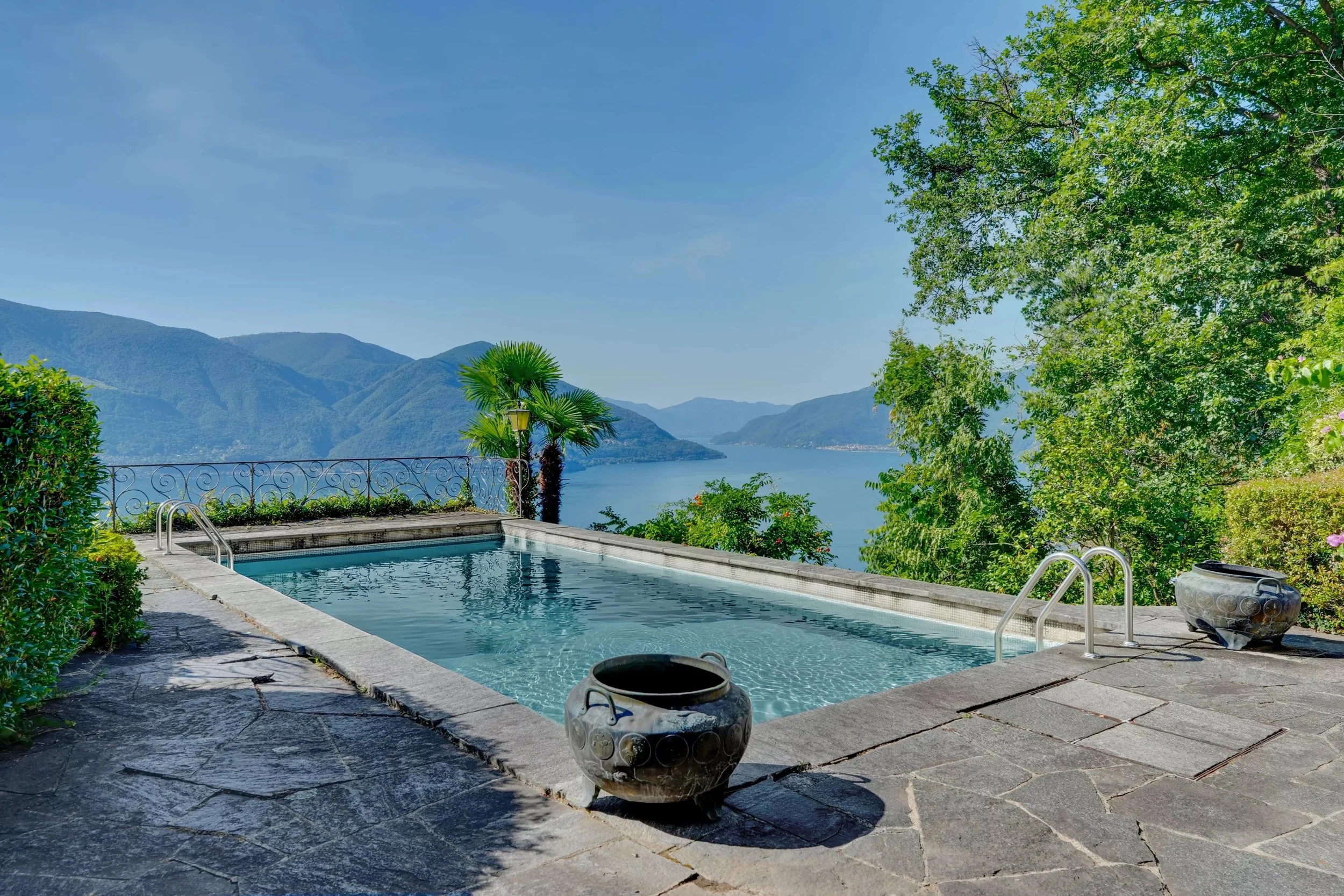 Plenty of privacy &amp; generous spaces - Exclusive Villa in Ronco sopra Ascona with breathtaking views of Lake Maggiore, ideal also for holidays