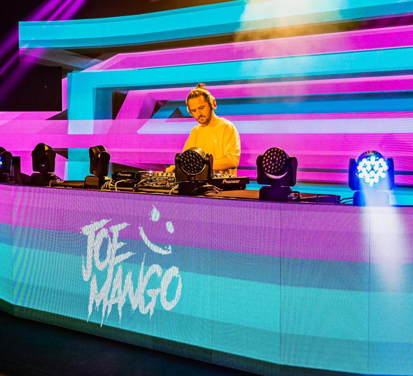 When can I be back doing this again!? 😭
&bull;
&bull;
&bull;
&bull;
&bull;
#dj #producer #contentcreator #joemango #joemangomusic #uae #dubai #dubailife #music #dubainightlife #mydubai #love #imakevideos #content #video #blogger #follow #vlogger #ga