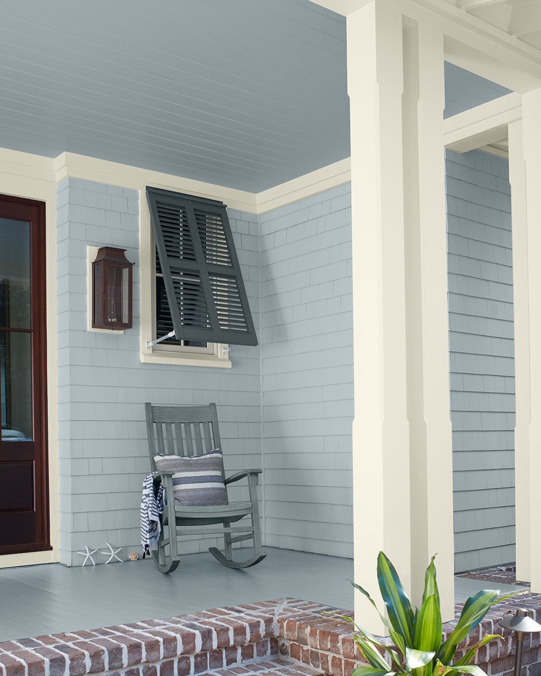 Pale colours and Pastels are back for the spring to bring positive vibes and light into any space, inside and out!

Image 1: (SIDING) Silver Gray 2131-60, Element Guard&reg;, Low Lustre (CEILING) Silver Gray 2131-60, Element Guard, Flat (TRIM) Seashe