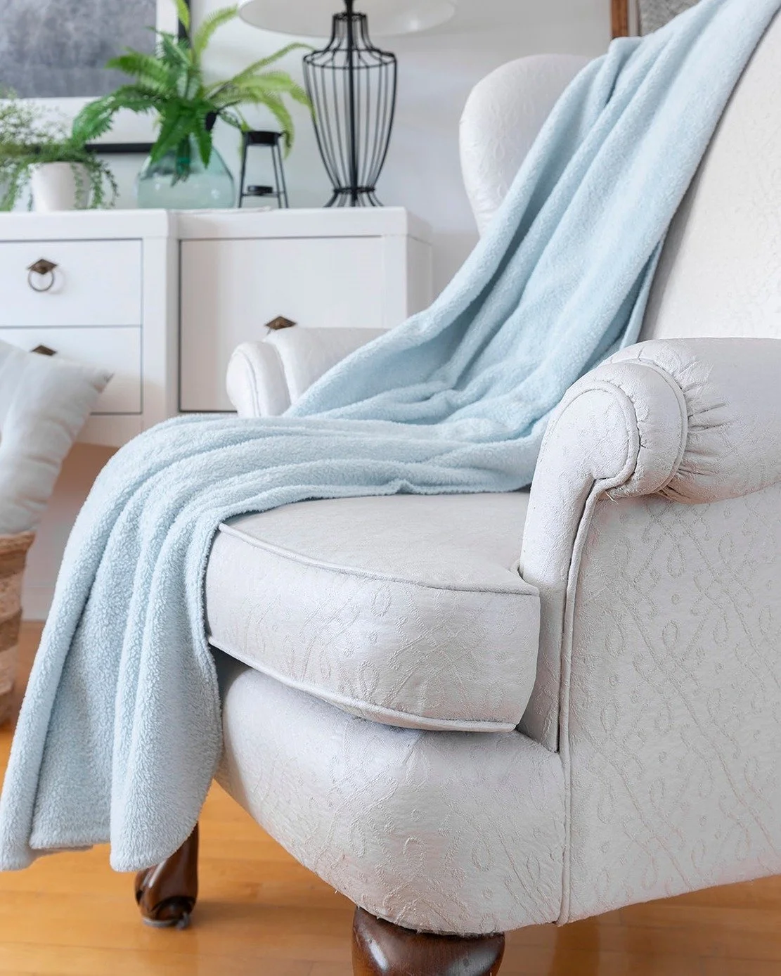 Wrap up in the warmth of this luxurious neutral. Soft and elegant, this shade offers a slight cream undertone. Pair with Paisley for an unexpected sense of playfulness.
Pair with Damask for a luxe look. Enjoy 10% off @fusionmineralpaint's Colour of t