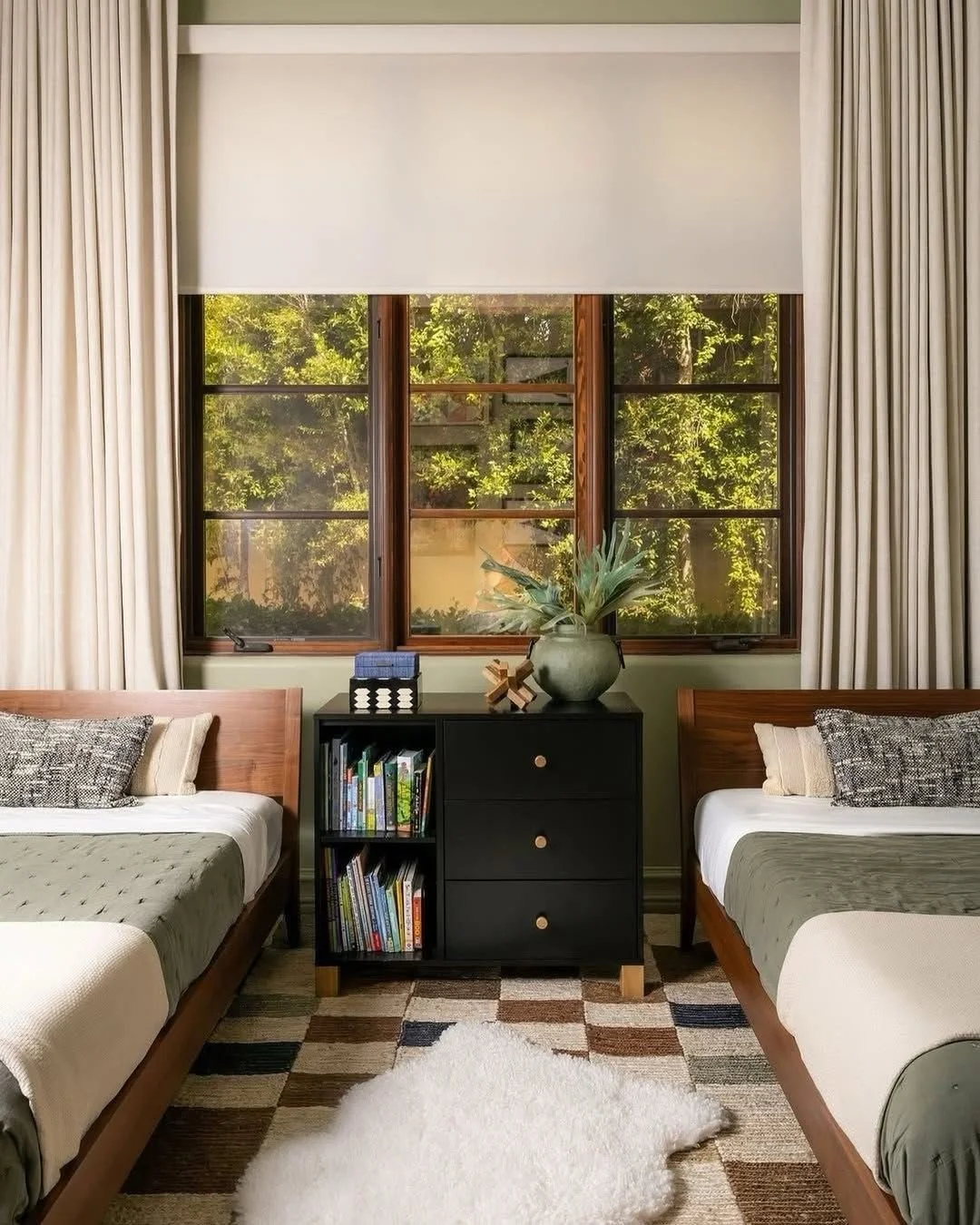 We are in love with this bedroom design by @prettyinorder ! The light-filtering roller shades by @altawindowfashions set the tone for this calm and cozy space. The texture and colour of the shades compliment the tones of the natural wood tone inside 