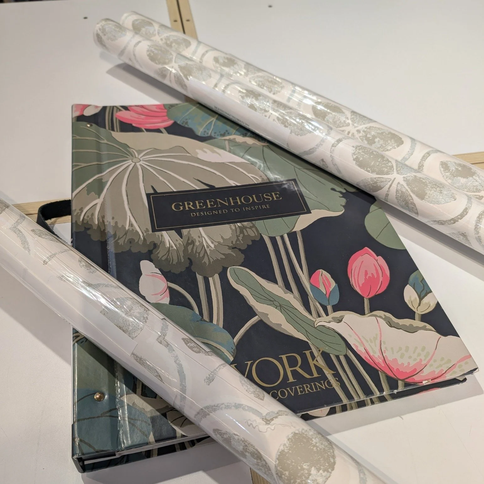 A five-leaf stem is captured in the ogee tile, open patio style of pattern Sevilla. @york_wallcoverings has this pattern featured in a Kitchen, while a client of ours chose to give their Powder Room an update. 

By: York Wallcoverings Greenhouse
Wall